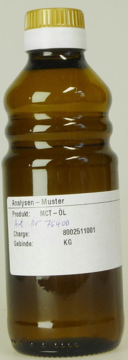 Angaben des Antragstellers:
Zusammensetzung: Mischung aus mittelkettigen Triglyceriden natürlichen Ursprungs. Ausgangsbasis der Herstellung ist Palmkern- oder Kokosöl. 
Verwendung: als Lebensmittel, in der Kosmetik- und Pharmaindustrie, in der Technik und Futtermittelindustrie.
Verpackungseinheit/ Behältnis: 25 kg-, 190 kg- und 900 kg-Gebinde.

Ein Warenmuster wurde nicht vorgelegt.

Befund:
Die Einreihung erfolgt auf der Grundlage der Antragsangaben. Danach liegt umgeestertes oder wiederverestertes Palmkern- oder Kokosöl zur Verwendung als Lebensmittel und zu technischen oder industriellen Zwecken vor.

Tierische und pflanzliche Fette und Öle sowie deren Fraktionen, ganz oder teilweise hydriert, umgeestert, wiederverestert oder elaidiniert, auch raffiniert, jedoch nicht weiterverarbeitet: pflanzliche Fette und Öle sowie deren Fraktionen: andere: in anderer Aufmachung: andere: andere: andere: genießbar.