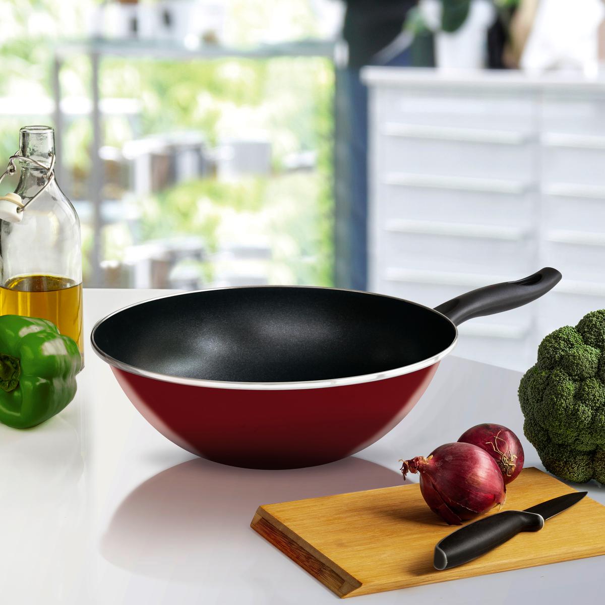 Es handelt sich um pfannenähnliche Erzeugnisse (sog. Woks) mit einem schalenförmigen, nicht gegossenen Korpus aus emailliertem Stahl (kein nicht rostender Stahl) und mit einem seitlichen Griff aus Kunststoff. 
Die Erzeugnisse dienen zum Zubereiten von Speisen im Haushalt (Küche).
- Antragstellerangaben -

Stahl bestimmt im Hinblick auf den Umfang und die Bedeutung für die Verwendung den Charakter der aus verschiedenen Stoffen zusammengesetzten Waren.

Abbildung siehe Anlage.

Derartige Erzeugnisse gehören als "andere Haushaltsartikel aus Stahl (kein nicht rostender Stahl), emailliert" zur Codenummer 7323 9400 00 0 des Zolltarifs.
