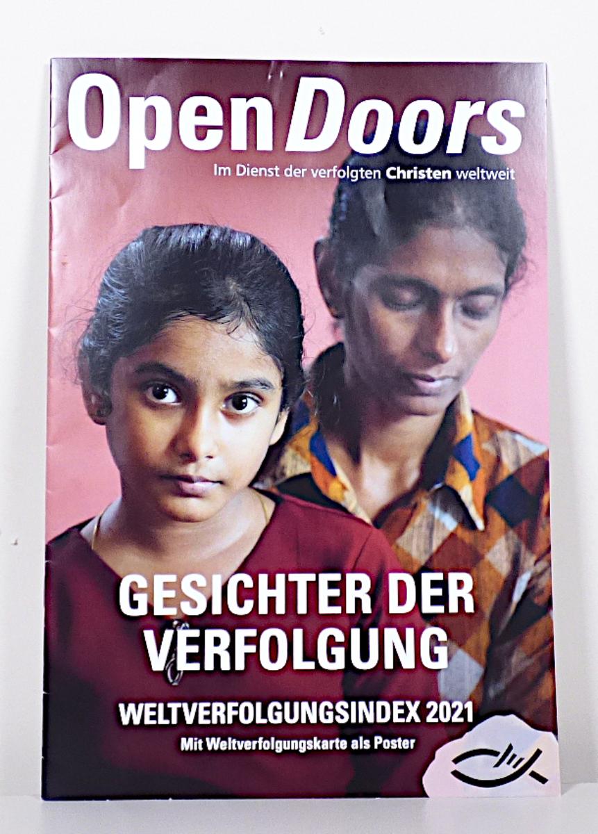 Es handelt sich um eine mit Text und Abbildungen farbig bedruckte Broschüre mit dem Titel "Open Doors" (Format: etwa 20 x 29,2 cm, Umfang: 12 Seiten, Klammerheftung). Sie enthält neben einem Vorwort, dem Impressum und Vormerkterminen, im Wesentlichen Abhandlungen über die Verfolgung von Christen weltweit und Informationen über die Arbeit des Herausgebers. Im Innern sind zwei Zuschnitte herausnehmbar. Ein Zuschnitt (Format: etwa 29,7 x 21 cm, perforiert) ist neben einem Spendenaufruf zur Unterstützung verfolgter Christen mit einem entlang der Perforation heraustrennbaren SEPA-Vordruck mit Spendenbescheinigung und einem Vordruck für ein SEPA-Lastschriftmandat bedruckt. Der andere Zuschnitt (Format: etwa 40 x 29,2 cm) ist ein Poster zum Thema Weltverfolgungsindex 2021, es ist auf der Vorderseite mit einem Ausschnitt der Weltkarte mit Legende und auf der Rückseite mit Informationstext bedruckt.

Abbildung siehe Anlage.

Derartige Waren gehören als „durch Text charakterisierte, zum Lesen bestimmte Broschüren, auch illustriert“ zur Codenummer 4901 99 00 00 9 des Zolltarifs, da es sich um eine aus verschiedenen Bestandteilen zusammengesetzte Ware handelt, deren wesentlicher Charakter durch den Umfang und im Hinblick auf die Bedeutung durch die in der Broschüre abgedruckten Informationen bestimmt wird.