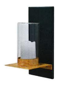 Bei der sog. LED Batterie Wandleuchte Kerze, Artikelnummer 2021002100,  handelt es sich um einen elektrischen Beleuchtungskörper, der aus einer rechteckigen, etwa 260 mm x 120 mm (H x B) großen Wandplatte zur Montage, mit einer etwa 113 mm x 120 mm (T x B) großen Halterung aus Metall besteht, auf der eine etwa 58 x 25 mm (d x H) große Hülse befestigt ist. Diese dient zur Aufnahme einer etwa 55 x 80 mm (d x H) großen Kerzennachbildung aus weißem, transluzentem Kunststoff und einem 80 x 148 mm (d x H) großen, klaren Schutzglas. In der Kerzennachbildung sind ein Batteriefach für zwei LR6-Batterien, elektrischer Ausstattung, wie eine Zeitschaltung und LED-Lichtquellen fest verbaut.
Das Erzeugnis dient als Wandleuchte der Innen- und Außenbeleuchtung (Schutzart IP44).

Im Hinblick auf das äußere Erscheinungsbild und die Bedeutung in Bezug auf die Verwendung (Kunststoff und Glas für Lichtreflexion/ -lenkung; Metall für Form und Stabilität) ist der charakterbestimmende Stoff nicht ermittelbar, so dass die Einreihung in die zuletzt genannte Unterposition der gleichermaßen in Betracht kommenden Unterpositionen erfolgt.

Hinweise auf eine Handarbeit liegen nicht vor.

Das Erzeugnis ist als "Beleuchtungskörper, anderweit weder genannt noch inbegriffen, elektrische Wandleuchte, ausgenommen solche von der für öffentliche Plätze oder Verkehrswege verwendeten Art, ausschließlich zur Verwendung mit LED-Lichtquellen bestimmt, aus Metall, nicht handgearbeitet, nicht für zivile Luftfahrzeuge" einzureihen.