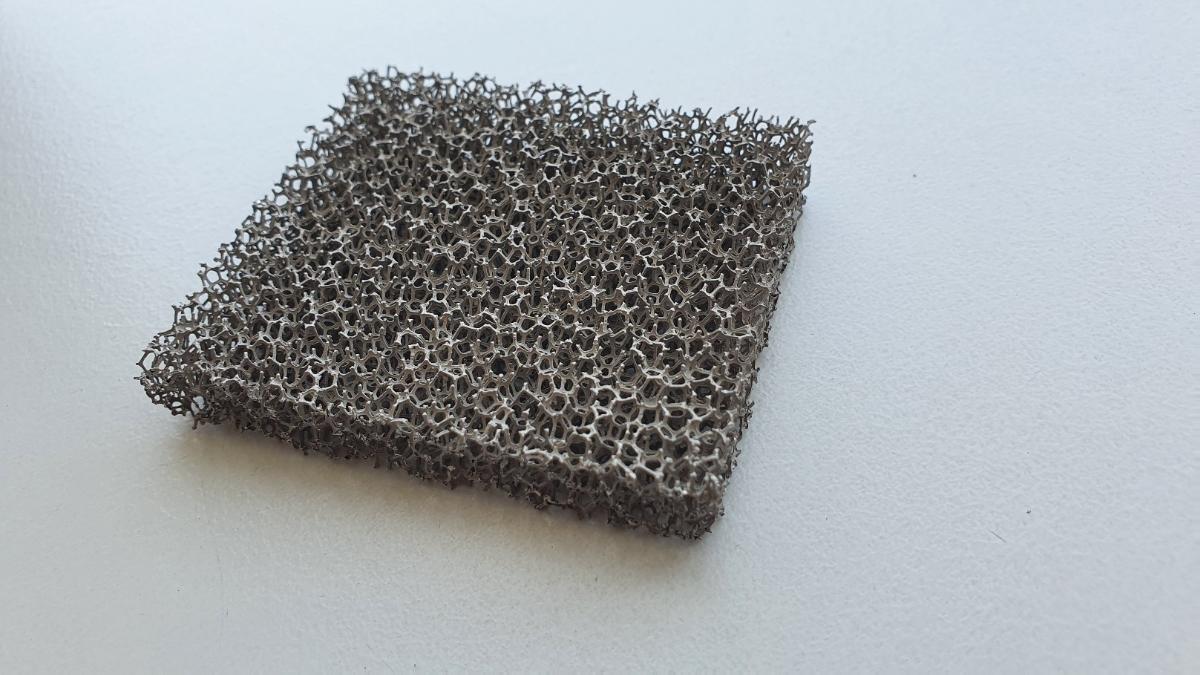 offenporiger Nickelschaum

Es handelt sich um rechteckig zugeschnittene Flacherzeugnisse aus reinem Nickel mit
einer maximalen Länge von etwa 1000 mm, einer maximalen Breite von etwa 500 mm und
einer Dicke von etwa 1,5 mm bis 35 mm. Die Waren weisen eine poröse Struktur auf und
werden in unterschiedlichen Bereichen verwendet.
- Antragstellerangaben -

Die Erzeugnisse stellen sich aufgrund ihrer objektiven Beschaffenheitsmerkmale weder
als Nickelmatten und andere Zwischenerzeugnisse der Nickelmetallurgie i. S. der
Position 7501 noch als Nickel in Rohform i. S. der Position 7502 dar. Eine Einreihung
als Bleche aus Nickel in die Position 7506 kommt aufgrund der zellulären Struktur der
Waren nicht in Betracht, Anmerkung 1 d) zu Kapitel 75.

Abbildung siehe Anlage.

Derartige Erzeugnisse gehören als "andere (als im TARIC-Code 7508 1000 00 genannte)
Waren aus Nickel" zum TARIC-Code 7508 9000 00.