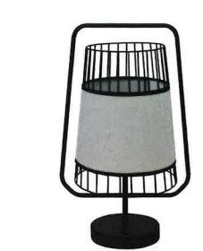 Bei der sog. Tischlampe Design rund Leinen, Artikelnummer 2900021010 handelt es sich um eine etwa 47 x 28 cm (H x d) große, elektrische Tischleuchte aus Metall, zur Verwendung in Innenräumen, im Wesentlichen bestehend aus einem runden Lampenfuß mit einem stabförmigen Ständer einem konischen Lampenschirm aus Metalldraht, der teilweise mit textilem Material (Leinen) bespannt ist, elektrischer Ausstattung (Schutzart IP 20, Spannung 230 V), wie Lampenfassung E27 und 1,5 m Kabel mit Stecker. Die Lampenfassung ist lt. Datenblatt der Astin ausschließlich für LED-Technologie zu verwenden (15 W LED Leuchtmittel).

Es liegen keine Hinweise auf manuelle Fertigung vor.

Das Erzeugnis ist als "elektrischer Beleuchtungskörper, anderweit weder genannt noch inbegriffen, elektrische Tischleuchte, ausschließlich zur Verwendung mit LED-Lichtquellen bestimmt, aus Metall und Spinnstoffen, nicht vom TARIC-Code 9405 2190 10 erfasst" einzureihen.