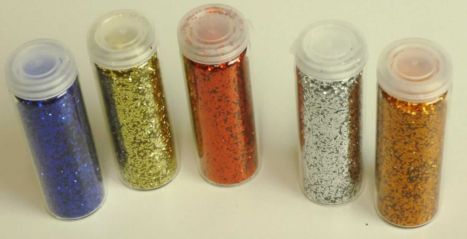 Angaben des Antragstellers: 
Poly-Glitter 0,8 mm
Es handelt sich um maschinell zerkleinerte Kunststoffteilchen/Polyethylenterephthalat in Primärform. Der Glitter wird zu Dekorationszwecken bzw. als Bastelbedarf verwendet. Es gibt ihn in verschiedenen Farben, die einzelnen Partikel haben die Größe 0,8 mm.
Die Viskositätszahl beträgt weniger als 78 ml/g.

Feststellungen an einm Warenmuster:
Es wurden verschiedenfarbige, feine, flache, sechseckige Partikel (Durchmesser: ca. 0,5 mm) abgefüllt in runden, transparenten Gläschen vorgelegt.

Befund:
Es liegt Polyethylenterephthalat in Primärform im Sinne der Position 3907 vor.
