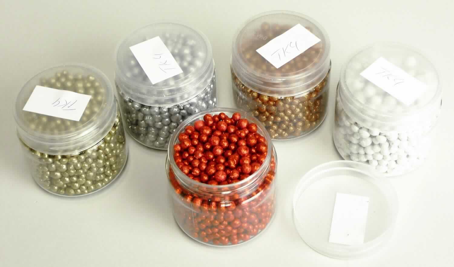 Angaben:
Glitterperlen 4 bis 8 mm. Es handelt sich hier um kleine gebrannte Tonkugeln zwischen 4 bis 8 mm. Die Tonkugeln werden eingefärbt und mit Polyglitter überzogen. Die Kügelchen werden lediglich im dekorativen Bereich eingesetzt, z.B. zur Dekoration von Vasen, Gefäße etc. überwiegend in der Weihnachtszeit.

Warenbeschaffenheit:
Unterschiedlich gefärbte, poröse Tonkugeln (Durchmesser ca. 4 - 8 mm), mit Glitter überzogen. 

Befund:
Waren aus Steinen oder anderen mineralischen Stoffen, anderweit weder genannt noch inbegriffen