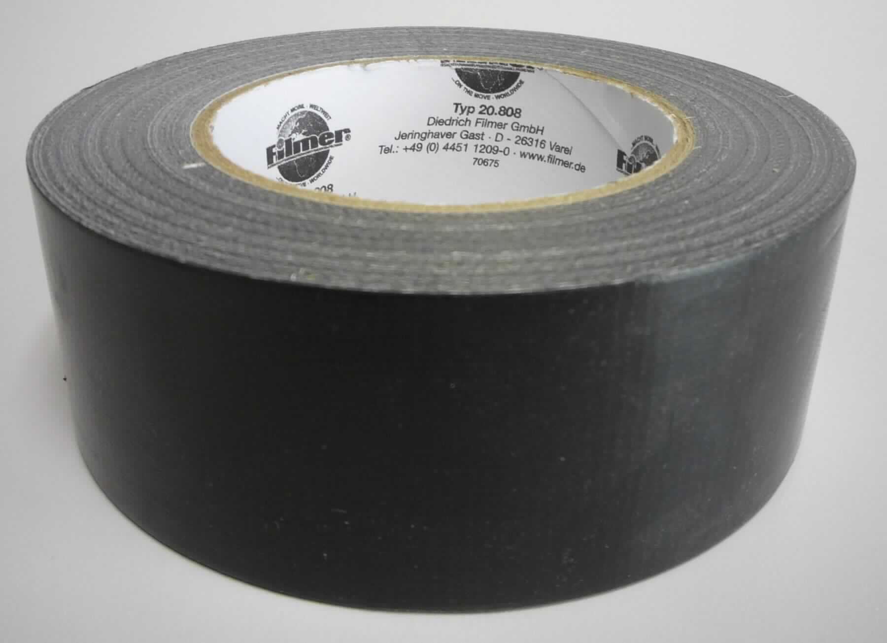 Klebeband, sog. Gewebe-und Reparatur-Textilklebeband, Art. 20.808, Foto siehe Anlage,
- mit einer Banderole aus Pappe versehen,
- als Meterware auf Rollen; laut Antrag mit einer Breite von 48 mm und einer Länge von 50 m,
- aus einem undichten Gewebe aus Spinnstoffen, auf der Oberseite mit bloßem Auge wahrnehmbar laut   
  Untersuchungsergebnis mit einer Folie aus Kunststoff (kein Zellkunststoff; laut Antrag Polyethylen) und auf der 
  Unterseite mit einer Schicht aus einem Kleber aus Kautschuk überzogen,
- augenscheinlich mit einem Quadratmetergewicht von unter 1500 Gramm (ohne Unterlage),
- insbesondere im Hinblick auf die Bedeutung in Bezug auf die Verwendung verleiht der Kautschuk der Ware 
  ihren wesentlichen Charakter.

"Kautschutiertes Gewebe, anderes als solche der Position 5902, Klebeband, mit einer Breite von weniger als
 20 cm"