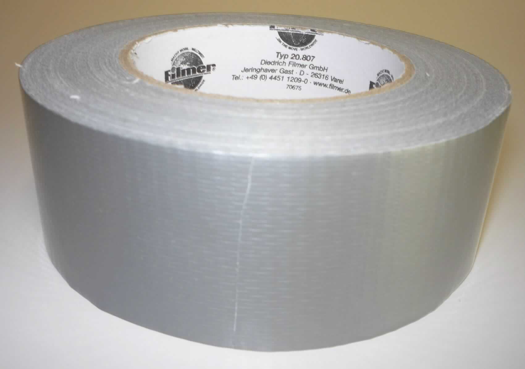 Klebeband, sog. Gewebe-und Reparatur-Textilklebeband, Art. 20.807, Foto siehe Anlage,
- mit einer Banderole aus Pappe versehen,
- als Meterware auf Rollen; laut Antrag mit einer Breite von 48 mm und einer Länge von 50 m,
- aus einem undichten Gewebe aus Spinnstoffen, auf der Oberseite mit bloßem Auge wahrnehmbar laut   
  Untersuchungsergebnis mit einer Folie aus Kunststoff (kein Zellkunststoff; laut Antrag Polyethylen) und auf der 
  Unterseite mit einer Schicht aus einem Kleber aus Kautschuk überzogen,
- augenscheinlich mit einem Quadratmetergewicht von unter 1500 Gramm (ohne Unterlage),
- insbesondere im Hinblick auf die Bedeutung in Bezug auf die Verwendung verleiht der Kautschuk der Ware 
  ihren wesentlichen Charakter.

"Kautschutiertes Gewebe, anderes als solche der Position 5902, Klebeband, mit einer Breite von weniger als
 20 cm"