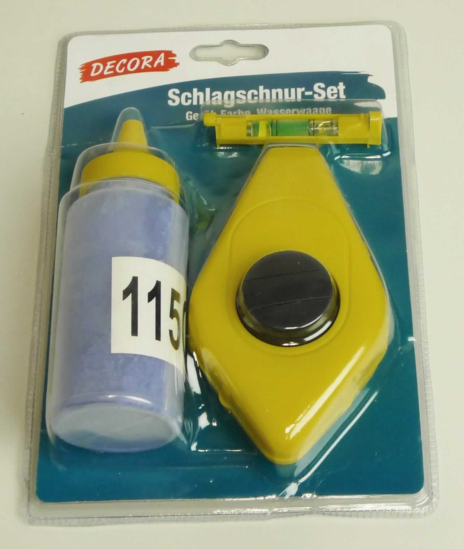 Sog. Schlagschnurset, in Form einer Warenzusammenstellung in Aufmachung für den Einzelverkauf, im Wesentlichen bestehend aus einem ca. 14 x 7,7 x 4 cm großen Kunststoffgehäuse mit innenliegender Winde und Kurbel aus Kunststoff. Seitlich befindet sich eine Schiebeöffnung zum Einfüllen von Kreide. Eine ca. 28 m lange Schnur aus Garn ist auf die Winde aufgespult. Am Ende der Schnur befindet sich eine Raste aus unedlem Metall. Das Gehäuse ist mit zwei Metallschrauben fixiert.
Der Kunststoffkörper mit den innenliegenden Bestandteilen ist charakterbestimmend in bezug auf die Verwendung der Ware.
Weiterhin sind eine ca. 13,7 x 4,7 cm große Pulverflasche aus transparentem Kunststoff mit drehbarem Verschluss, gefüllt mit farbiger Kreide, und eine auf eine Schnur zu fädelnde Wasserwaage beiliegend. Die Wasserwaage besteht aus Kunststoff. Die Libelle ist mit einer Flüssigkeit und einer Gasblase gefüllt.
Die Ware ist in einer transparenten Blisterverpackung mit bedrucktem Papphintergrund (de-minimis-Regel) verpackt.
Zur äußeren Form siehe Abbildung in der Anlage.

Der Kunststoffkörper wird über die seitliche Öffnung mit Kreide befüllt, welche die aus dem
Gehäuse zu ziehende Schnur einfärbt. Nach dem Spannen der Schnur zwischen zwei Punkten
wird durch mittiges Anheben und anschließendem Loslassen dieser die Kreide als
Markierung auf die zu markierende Oberfläche übertragen.
Die Wasserwaage kann an die Schnur angebracht werden und so für einen waagerechten Anriss sorgen.

Die Ware ist dazu bestimmt, Linien durch Anreißen zu markieren.

Die Ware wird als "Anreißgerät" eingereiht.