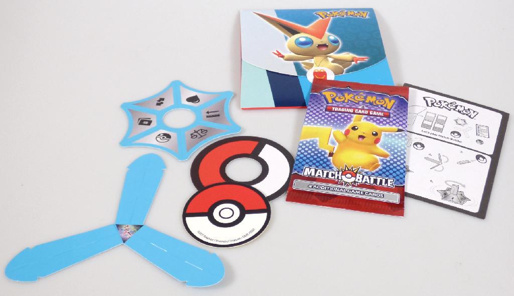 Kartenspiel für 2 - 4 Spieler, sog. "Mc Donald´s - Pokemon UK + FR - 2022", Motiv "Victini Light Blue", bestehend aus
- vier Spielkarten aus farbig bedruckter Pappe
-- in den Abmessungen von ca. 88 x 63 mm
-- auf der Vorderseite mit einem Bild des Pokémon sowie mit verschiedenen Eigenschaften bedruckt;
   die Rückseite ist einheitlich mit einem Logo bedruckt
-- in einer farbigen Kunststoffhülle verpackt
- Zubehör für das Kartenspiel, das hauptsächlich für dieses Spiel erkennbar ist, in Form
-- eines noch nicht zusammengesetzten "Auswahlkreisels"
--- aus Pappe gefertigt mit einem sechseckigen Aufsatz mit sechs verschiedenen Symbolen für
    Lebenspunkte, Gewicht, Pokédexnummer, Größe, Kartennummer sowie für einen
    Richtungswechsel im Spiel bedruckt
-- einer Pappscheibe mit einem Durchmesser von ca. 50 mm, auf einer Seite mit einem rot-weißen
   Kreis bedruckt, auf der anderen mit einem stilisierten Pokémon, die im Spiel die Wertungsart angibt
- einer vierseitigen Anleitung
- gemeinsam in einem Pappumschlag für den Einzelverkauf aufgemacht.

Jeder Spieler erhält eine oder mehrere Karten. Dann wird die Pappscheibe geworfen und somit festgelegt, ob die höchste oder niedrigste Wertung in dieser Runde gewinnt. Anschließend dreht der erste Spieler den Auswahlkreisel, um die Kategorie festzulegen, um die gespielt wird. Danach vergleichen die Spieler die Werte der Kategorie. Der Spieler mit dem höchsten bzw. niedrigsten Wert erhält einen Siegpunkt. Sieger ist der Spieler, der als erstes drei Punkte erhält.

Die Ware wird zolltarifrechtlich als "Gesellschaftsspiel, Spielkarten" eingereiht.