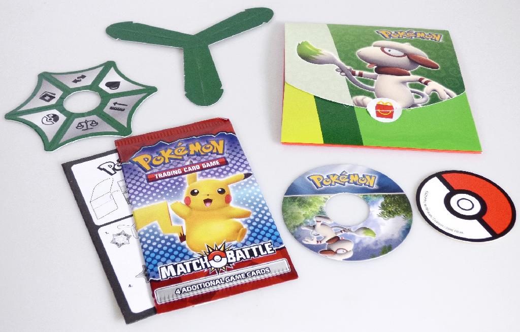 Kartenspiel für 2 - 4 Spieler, sog. "Mc Donald´s - Pokemon UK + FR - 2022", Motiv "Smeargle Green", bestehend aus
- vier Spielkarten aus farbig bedruckter Pappe
-- in den Abmessungen von ca. 88 x 63 mm
-- auf der Vorderseite mit einem Bild des Pokémon sowie mit verschiedenen Eigenschaften bedruckt;
   die Rückseite ist einheitlich mit einem Logo bedruckt
-- in einer farbigen Kunststoffhülle verpackt
- Zubehör für das Kartenspiel, das hauptsächlich für dieses Spiel erkennbar ist, in Form
-- eines noch nicht zusammengesetzten "Auswahlkreisels"
--- aus Pappe gefertigt mit einem sechseckigen Aufsatz mit sechs verschiedenen Symbolen für
    Lebenspunkte, Gewicht, Pokédexnummer, Größe, Kartennummer sowie für einen
    Richtungswechsel im Spiel bedruckt
-- einer Pappscheibe mit einem Durchmesser von ca. 50 mm, auf einer Seite mit einem rot-weißen
   Kreis bedruckt, auf der anderen mit einem stilisierten Pokémon, die im Spiel die Wertungsart angibt
- einer vierseitigen Anleitung
- gemeinsam in einem Pappumschlag für den Einzelverkauf aufgemacht.

Jeder Spieler erhält eine oder mehrere Karten. Dann wird die Pappscheibe geworfen und somit festgelegt, ob die höchste oder niedrigste Wertung in dieser Runde gewinnt. Anschließend dreht der erste Spieler den Auswahlkreisel, um die Kategorie festzulegen, um die gespielt wird. Dann vergleichen die Spieler die Werte der Kategorie. Der Spieler mit dem höchsten bzw. niedrigsten Wert erhält einen Siegpunkt. Sieger ist der Spieler, der als erstes drei Punkte erhält.

Die Ware wird zolltarifrechtlich als "Gesellschaftsspiel, Spielkarten" eingereiht.