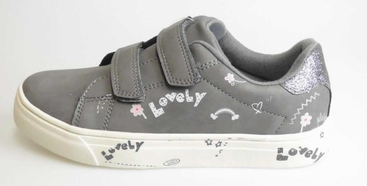 Halbschuhe (lt. Antrag: K-Sneaker (Mädchen), Art. 384321/384323 Farbe grau, Größe 31), Foto siehe Anlage, 
- mit Laufsohlen aus (lt. Antrag) Kautschuk/Kunststoff,  
- mit Oberteil (geschlossenes Blatt) aus Kunststoff (Spinnstoff mit einer mit bloßem Auge wahrnehmbaren 
  Außenschicht aus Kunststoff), 
- auf das Oberteil sind Verstärkungsteile aus Kunststoff aufgesetzt, 
- mit Klettverschluss, 
- nicht den Knöchel bedeckend, 
- ohne Metallschutz in der Vorderkappe, 
- mit einer Länge der Innensohle von ca. 20,8 cm.
	
"Schuhe, andere als in der Position 6401 genannte, mit Laufsohlen aus Kautschuk oder Kunststoff und Oberteil aus 
 Kunststoff, andere als in den Unterpositionen 6402 1210 bis 6402 9950 genannte, mit einer Länge der Innensohle 
 von weniger als 24 cm"