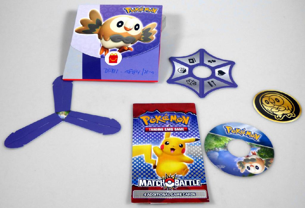 Kartenspiel für 2 - 4 Spieler, sog. "Mc Donald´s - Pokemon UK + FR - 2022", Motiv "Rowlet Purple", bestehend aus
- vier Spielkarten aus farbig bedruckter Pappe
-- in den Abmessungen von ca. 88 x 63 mm
-- auf der Vorderseite mit einem Bild des Pokémon sowie mit verschiedenen Eigenschaften bedruckt;
   die Rückseite ist einheitlich mit einem Logo bedruckt
-- in einer farbigen Kunststoffhülle verpackt
- Zubehör für das Kartenspiel, das hauptsächlich für dieses Spiel erkennbar ist, in Form
-- eines noch nicht zusammengesetzten "Auswahlkreisels"
--- aus Pappe gefertigt mit einem sechseckigen Aufsatz mit sechs verschiedenen Symbolen für
    Lebenspunkte, Gewicht, Pokédexnummer, Größe, Kartennummer sowie für einen
    Richtungswechsel im Spiel bedruckt
-- einer Pappscheibe mit einem Durchmesser von ca. 50 mm, auf einer Seite mit einem rot-weißen
   Kreis bedruckt, auf der anderen mit einem stilisierten Pokémon, die im Spiel die Wertungsart angibt
- einer vierseitigen Anleitung
- gemeinsam in einem Pappumschlag für den Einzelverkauf aufgemacht.

Jeder Spieler erhält eine oder mehrere Karten. Dann wird die Pappscheibe geworfen und somit festgelegt, ob die höchste oder niedrigste Wertung in dieser Runde gewinnt. Anschließend dreht der erste Spieler den Auswahlkreisel, um die Kategorie festzulegen, um die gespielt wird. Danach vergleichen die Spieler die Werte der Kategorie. Der Spieler mit dem höchsten bzw. niedrigsten Wert erhält einen Siegpunkt. Sieger ist der Spieler, der als erstes drei Punkte erhält.

Die Ware wird zolltarifrechtlich als "Gesellschaftsspiel, Spielkarten" eingereiht.