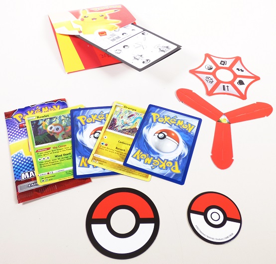 Kartenspiel für 2 - 4 Spieler, sog. "Mc Donald´s - Pokemon UK + FR - 2022", Motiv "Pikachu Red", bestehend aus
- vier Spielkarten aus farbig bedruckter Pappe
-- in den Abmessungen von ca. 88 x 63 mm
-- auf der Vorderseite mit einem Bild des Pokémon sowie mit verschiedenen Eigenschaften bedruckt;
   die Rückseite ist einheitlich mit einem Logo bedruckt
-- in einer farbigen Kunststoffhülle verpackt
- Zubehör für das Kartenspiel, das hauptsächlich für dieses Spiel erkennbar ist, in Form
-- eines noch nicht zusammengesetzten "Auswahlkreisels"
--- aus Pappe gefertigt mit einem sechseckigen Aufsatz mit sechs verschiedenen Symbolen für
    Lebenspunkte, Gewicht, Pokédexnummer, Größe, Kartennummer sowie für einen
    Richtungswechsel im Spiel bedruckt
-- einer Pappscheibe mit einem Durchmesser von ca. 50 mm, auf einer Seite mit einem rot-weißen
   Kreis bedruckt, auf der anderen mit einem stilisierten Pokémon, die im Spiel die Wertungsart angibt
- einer vierseitigen Anleitung
- gemeinsam in einem Pappumschlag für den Einzelverkauf aufgemacht.

Jeder Spieler erhält eine oder mehrere Karten. Dann wird die Pappscheibe geworfen und somit festgelegt, ob die höchste oder niedrigste Wertung in dieser Runde gewinnt. Anschließend dreht der erste Spieler den Auswahlkreisel, um die Kategorie festzulegen, um die gespielt wird. Danach vergleichen die Spieler die Werte der Kategorie. Der Spieler mit dem höchsten bzw. niedrigsten Wert erhält einen Siegpunkt. Sieger ist der Spieler, der als erstes drei Punkte erhält.

Die Ware wird zolltarifrechtlich als "Gesellschaftsspiel, Spielkarten" eingereiht.