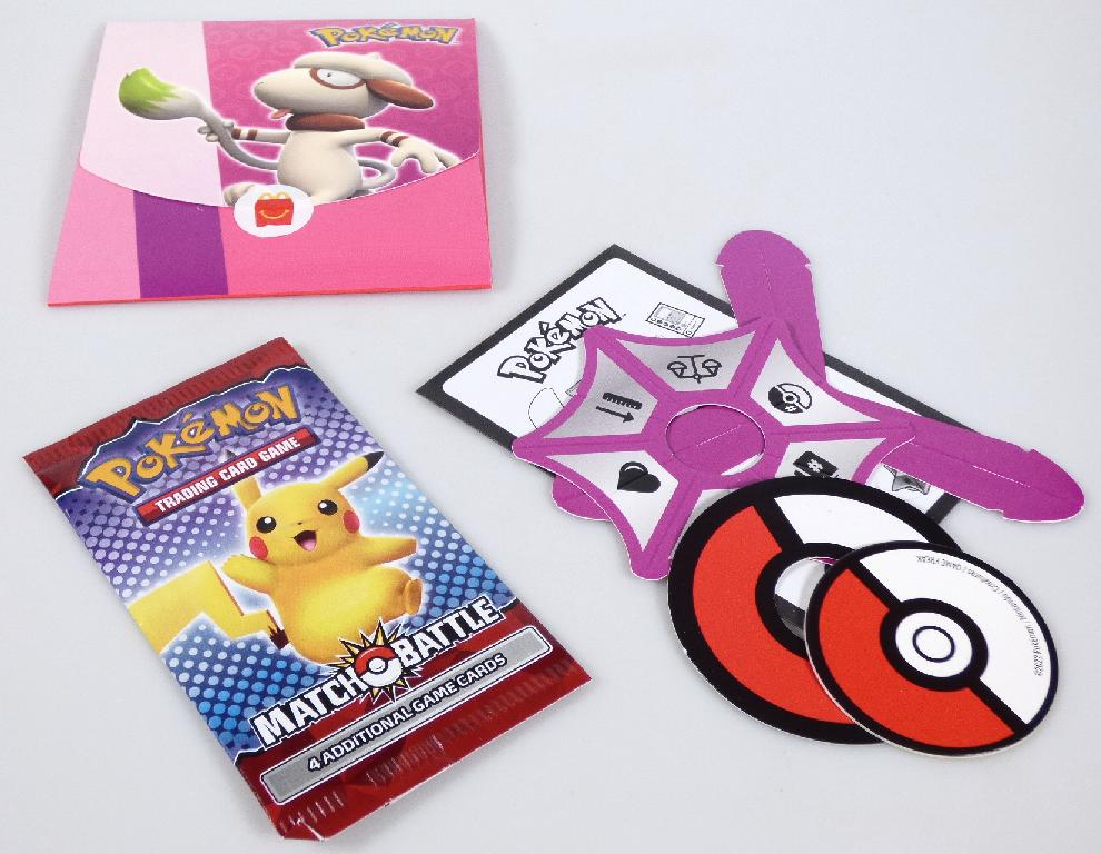Kartenspiel für 2 - 4 Spieler, sog. "Mc Donald´s - Pokemon UK + FR - 2022", Motiv "Smeargle Pink", bestehend aus
- vier Spielkarten aus farbig bedruckter Pappe
-- in den Abmessungen von ca. 88 x 63 mm
-- auf der Vorderseite mit einem Bild des Pokémon sowie mit verschiedenen Eigenschaften bedruckt;
   die Rückseite ist einheitlich mit einem Logo bedruckt
-- in einer farbigen Kunststoffhülle verpackt
- Zubehör für das Kartenspiel, das hauptsächlich für dieses Spiel erkennbar ist, in Form
-- eines noch nicht zusammengesetzten "Auswahlkreisels"
--- aus Pappe gefertigt mit einem sechseckigen Aufsatz mit sechs verschiedenen Symbolen für
    Lebenspunkte, Gewicht, Pokédexnummer, Größe, Kartennummer sowie für einen
    Richtungswechsel im Spiel bedruckt
-- einer Pappscheibe mit einem Durchmesser von ca. 50 mm, auf einer Seite mit einem rot-weißen
   Kreis bedruckt, auf der anderen mit einem stilisierten Pokémon, die im Spiel die Wertungsart angibt
- einer vierseitigen Anleitung
- gemeinsam in einem Pappumschlag für den Einzelverkauf aufgemacht.

Jeder Spieler erhält eine oder mehrere Karten. Dann wird die Pappscheibe geworfen und somit festgelegt, ob die höchste oder niedrigste Wertung in dieser Runde gewinnt. Anschließend dreht der erste Spieler den Auswahlkreisel, um die Kategorie festzulegen, um die gespielt wird. Danach vergleichen die Spieler die Werte der Kategorie. Der Spieler mit dem höchsten bzw. niedrigsten Wert erhält einen Siegpunkt. Sieger ist der Spieler, der als erstes drei Punkte erhält.

Die Ware wird zolltarifrechtlich als "Gesellschaftsspiel, Spielkarten" eingereiht.