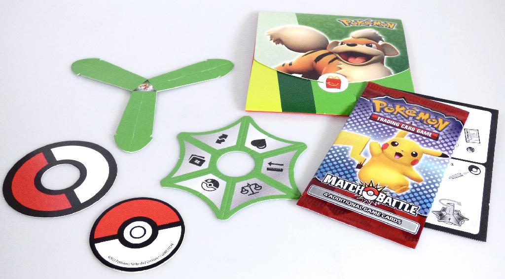 Kartenspiel für 2 - 4 Spieler, sog. "Mc Donald´s - Pokemon UK + FR - 2022", Motiv "Growlithe Green", bestehend aus
- vier Spielkarten aus farbig bedruckter Pappe
-- in den Abmessungen von ca. 88 x 63 mm
-- auf der Vorderseite mit einem Bild des Pokémon sowie mit verschiedenen Eigenschaften bedruckt;
   die Rückseite ist einheitlich mit einem Logo bedruckt
-- in einer farbigen Kunststoffhülle verpackt
- Zubehör für das Kartenspiel, das hauptsächlich für dieses Spiel erkennbar ist, in Form
-- eines noch nicht zusammengesetzten "Auswahlkreisels"
--- aus Pappe gefertigt mit einem sechseckigen Aufsatz mit sechs verschiedenen Symbolen für
    Lebenspunkte, Gewicht, Pokédexnummer, Größe, Kartennummer sowie für einen
    Richtungswechsel im Spiel bedruckt
-- einer Pappscheibe mit einem Durchmesser von ca. 50 mm, auf einer Seite mit einem rot-weißen
   Kreis bedruckt, auf der anderen mit einem stilisierten Pokémon, die im Spiel die Wertungsart angibt
- einer vierseitigen Anleitung
- gemeinsam in einem Pappumschlag für den Einzelverkauf aufgemacht.

Jeder Spieler erhält eine oder mehrere Karten. Dann wird die Pappscheibe geworfen und somit festgelegt, ob die höchste oder niedrigste Wertung in dieser Runde gewinnt. Anschließend dreht der erste Spieler den Auswahlkreisel, um die Kategorie festzulegen, um die gespielt wird. Danach vergleichen die Spieler die Werte der Kategorie. Der Spieler mit dem höchsten bzw. niedrigsten Wert erhält einen Siegpunkt. Sieger ist der Spieler, der als erstes drei Punkte erhält.

Die Ware wird zolltarifrechtlich als "Gesellschaftsspiel, Spielkarten" eingereiht.