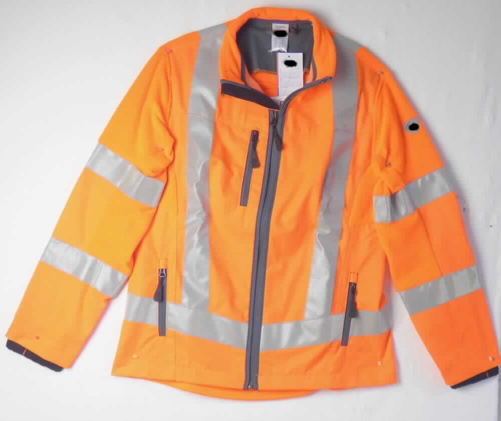 Jacke, sog. Arbeitsjacke, Art. 2017-845-85, Größe M, Foto siehe Anlage,
- auf der Vorderseite aus buntgewebten, strapazierfähigen Geweben; auf der Rückseite überwiegend aus 
  einfarbigen, beidseitig gerauten Gewirken (sog. Fleece); an den Ärmeln jeweils etwa zur Hälfte aus den beiden 
  vorgenannten, aus laut Antrag 100 % Polyester (synthetische Chemiefasern) bestehenden Flächenerzeugnissen,
- über den Schritt reichend (Rückenlänge: ca. 74 cm); hinten abgerundet, vorn bis zu 4 cm kürzer und gerade 
  gearbeitet,
- ungefüttert,
- mit einem Stehkragen,
- vorn mit einer durchgehenden Öffnung mit einem bis in die Kragenspitzen reichenden Reißverschluss, 
  am Kragenrand mit einer kurzen Überlappung von rechts über links (Frauenkleidung),
- mit langen Ärmeln; an den Ärmelenden jeweils mit einem eingenähten "Windfang" ausgestattet,
- vorn im Brustbereich mit einer und unterhalb der Taille mit zwei eingesetzten Taschen, alle mit Reißverschluss, 
- mit aufgenähten, reflektierenden Streifen versehen,
- in Bahnen gearbeitet,
- am unteren Rand durch Umschlagen und Festnähen gesäumt, 
- aufgrund des allgemeinen Aussehens (einfacher, zweckbestimmter Schnitt) und des Materials (u. a. 
  strapazierfähige, feste Gewebe) erkennbar dazu bestimmt, ausschließlich oder hauptsächlich zum Schutz 
  anderer Kleidungsstücke und/oder Personen bei der Ausübung einer Gewerbe-, Berufs- oder Haushaltstätigkeit 
  getragen zu werden,
- im Hinblick auf den Umfang und das äußere Erscheinungsbild sind die Gewebe und Gewirke gleichrangig, 
  somit verleiht keines der beiden Flächenerzeugnisse der Ware ihren wesentlichen Charakter; sie ist deshalb 
  der von den gleichermaßen in Betracht kommenden Positionen (6104 / 6204) in der Nomenklatur zuletzt 
  genannten zuzuweisen.

"Jacke, aus Geweben, für Frauen, aus synthetischen Chemiefasern, Arbeits- und Berufskleidung"