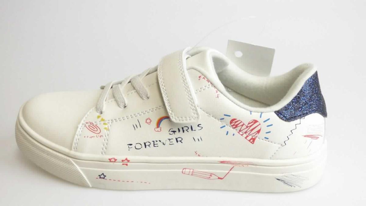 Halbschuhe (lt. Antrag: K-Sneaker (Mädchen), Art. 384321/384323 Farbe weiß, Größe 31), Foto siehe Anlage, 
- mit Laufsohlen aus (lt. Antrag) Kautschuk/Kunststoff,  
- mit Oberteil (geschlossenes Blatt) aus Kunststoff (Spinnstoff mit einer mit bloßem Auge wahrnehmbaren 
  Außenschicht aus Kunststoff), 
- auf das Oberteil sind Verstärkungsteile aus Kunststoff aufgesetzt, 
- mit einem elastischen Band über dem Spann und mit Klettverschluss, 
- nicht den Knöchel bedeckend, 
- ohne Metallschutz in der Vorderkappe, 
- mit einer Länge der Innensohle von ca. 20,8 cm.
	
"Schuhe, andere als in der Position 6401 genannte, mit Laufsohlen aus Kautschuk oder Kunststoff und Oberteil aus 
 Kunststoff, andere als in den Unterpositionen 6402 1210 bis 6402 9950 genannte, mit einer Länge der Innensohle 
 von weniger als 24 cm"