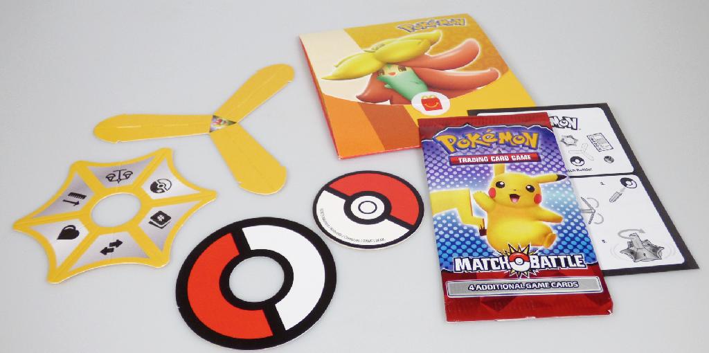 Kartenspiel für 2 - 4 Spieler, sog. "Mc Donald´s - Pokemon UK + FR - 2022", Motiv "Gossifleur Yellow", bestehend aus
- vier Spielkarten aus farbig bedruckter Pappe
-- in den Abmessungen von ca. 88 x 63 mm
-- auf der Vorderseite mit einem Bild des Pokémon sowie mit verschiedenen Eigenschaften bedruckt;
   die Rückseite ist einheitlich mit einem Logo bedruckt
-- in einer farbigen Kunststoffhülle verpackt
- Zubehör für das Kartenspiel, das hauptsächlich für dieses Spiel erkennbar ist, in Form
-- eines noch nicht zusammengesetzten "Auswahlkreisels"
--- aus Pappe gefertigt mit einem sechseckigen Aufsatz mit sechs verschiedenen Symbolen für
    Lebenspunkte, Gewicht, Pokédexnummer, Größe, Kartennummer sowie für einen
    Richtungswechsel im Spiel bedruckt
-- einer Pappscheibe mit einem Durchmesser von ca. 50 mm, auf einer Seite mit einem rot-weißen
   Kreis bedruckt, auf der anderen mit einem stilisierten Pokémon, die im Spiel die Wertungsart angibt
- einer vierseitigen Anleitung
- gemeinsam in einem Pappumschlag für den Einzelverkauf aufgemacht.

Jeder Spieler erhält eine oder mehrere Karten. Dann wird die Pappscheibe geworfen und somit festgelegt, ob die höchste oder niedrigste Wertung in dieser Runde gewinnt. Anschließend dreht der erste Spieler den Auswahlkreisel, um die Kategorie festzulegen, um die gespielt wird. Danach vergleichen die Spieler die Werte der Kategorie. Der Spieler mit dem höchsten bzw. niedrigsten Wert erhält einen Siegpunkt. Sieger ist der Spieler, der als erstes drei Punkte erhält.

Die Ware wird zolltarifrechtlich als "Gesellschaftsspiel, Spielkarten" eingereiht.