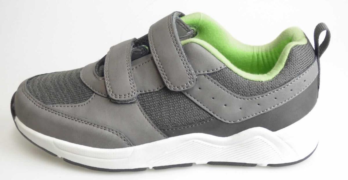 Halbschuhe (lt. Antrag: K-Sneaker (Jungen), Art. 384321/384322 Farbe grau, Größe 31), Foto siehe Anlage, 
- mit Laufsohlen aus (lt. Antrag) Kautschuk/Kunststoff,  
- mit Oberteil (geschlossenes Blatt) aus Kunststoff (Spinnstoff mit einer mit bloßem Auge wahrnehmbaren 
  Außenschicht aus Kunststoff; den größten Teil der Außenfläche bildend) und Spinnstoff, 
- auf das Oberteil sind Verstärkungsteile aus Kunststoff und Spinnstoff aufgesetzt, 
- mit Klettverschluss, 
- nicht den Knöchel bedeckend, 
- ohne Metallschutz in der Vorderkappe, 
- mit einer Länge der Innensohle von ca. 20,8 cm.
	
"Schuhe, andere als in der Position 6401 genannte, mit Laufsohlen aus Kautschuk oder Kunststoff und Oberteil aus 
 Kunststoff, andere als in den Unterpositionen 6402 1210 bis 6402 9950 genannte, mit einer Länge der Innensohle 
 von weniger als 24 cm"