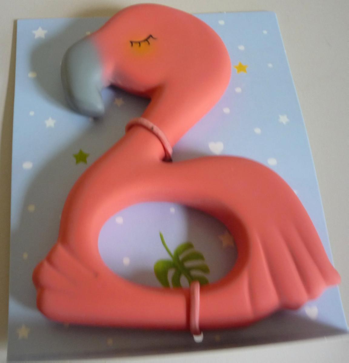 Den Angaben zufolge handelt es sich um einen Beißring aus Naturkautschuk.

Es wurde ein rosafarbener Beißring in Form eines Flamingos vorgelegt.

Die Ware ist als andere Ware zu hygienischen oder medizinischen Zwecken (einschließlich Sauger), aus Weichkautschuk in die Codenummer 4014 9000 00 9 des Zolltarifs einzureihen.