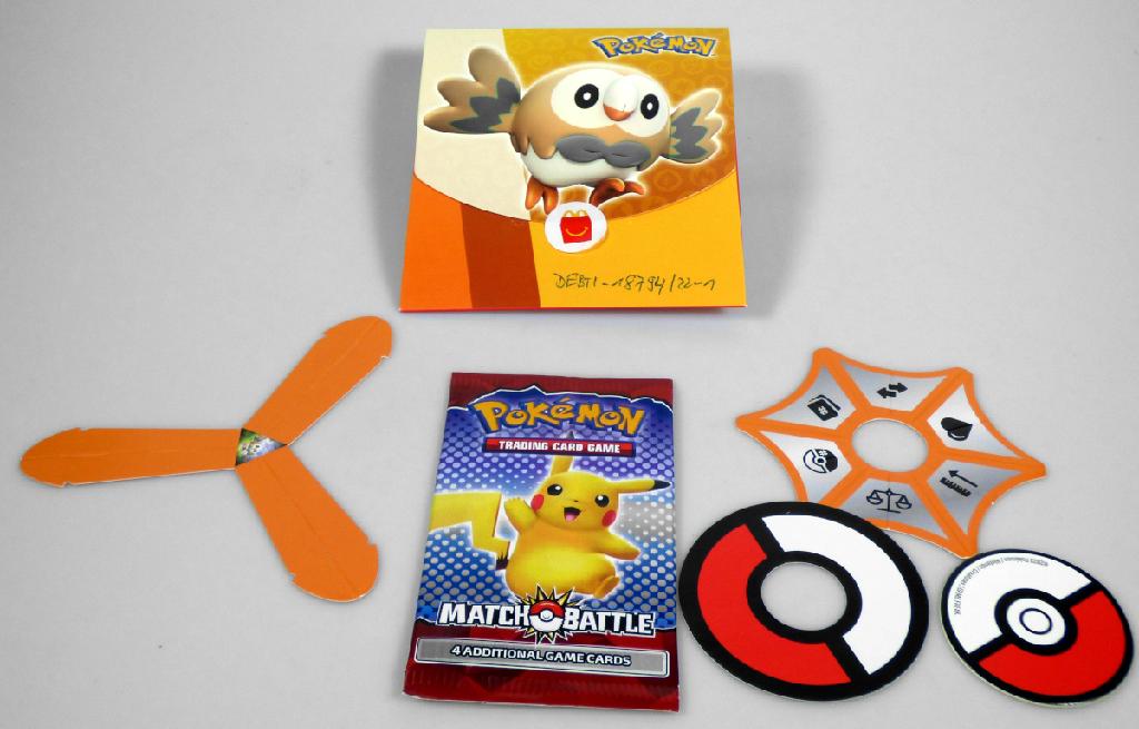 Kartenspiel für 2 - 4 Spieler, sog. "Mc Donald´s - Pokemon UK + FR - 2022", Motiv "Rowlet Yellow", bestehend aus
- vier Spielkarten aus farbig bedruckter Pappe
-- in den Abmessungen von ca. 88 x 63 mm
-- auf der Vorderseite mit einem Bild des Pokémon sowie mit verschiedenen Eigenschaften bedruckt;
   die Rückseite ist einheitlich mit einem Logo bedruckt
-- in einer farbigen Kunststoffhülle verpackt
- Zubehör für das Kartenspiel, das hauptsächlich für dieses Spiel erkennbar ist, in Form
-- eines noch nicht zusammengesetzten "Auswahlkreisels"
--- aus Pappe gefertigt mit einem sechseckigen Aufsatz mit sechs verschiedenen Symbolen für
    Lebenspunkte, Gewicht, Pokédexnummer, Größe, Kartennummer sowie für einen
    Richtungswechsel im Spiel bedruckt
-- einer Pappscheibe mit einem Durchmesser von ca. 50 mm, auf einer Seite mit einem rot-weißen
   Kreis bedruckt, auf der anderen mit einem stilisierten Pokémon, die im Spiel die Wertungsart angibt
- einer vierseitigen Anleitung
- gemeinsam in einem Pappumschlag für den Einzelverkauf aufgemacht.

Jeder Spieler erhält eine oder mehrere Karten. Dann wird die Pappscheibe geworfen und somit festgelegt, ob die höchste oder niedrigste Wertung in dieser Runde gewinnt. Anschließend dreht der erste Spieler den Auswahlkreisel, um die Kategorie festzulegen, um die gespielt wird. Danach vergleichen die Spieler die Werte der Kategorie. Der Spieler mit dem höchsten bzw. niedrigsten Wert erhält einen Siegpunkt. Sieger ist der Spieler, der als erstes drei Punkte erhält.

Die Ware wird zolltarifrechtlich als "Gesellschaftsspiel, Spielkarten" eingereiht.