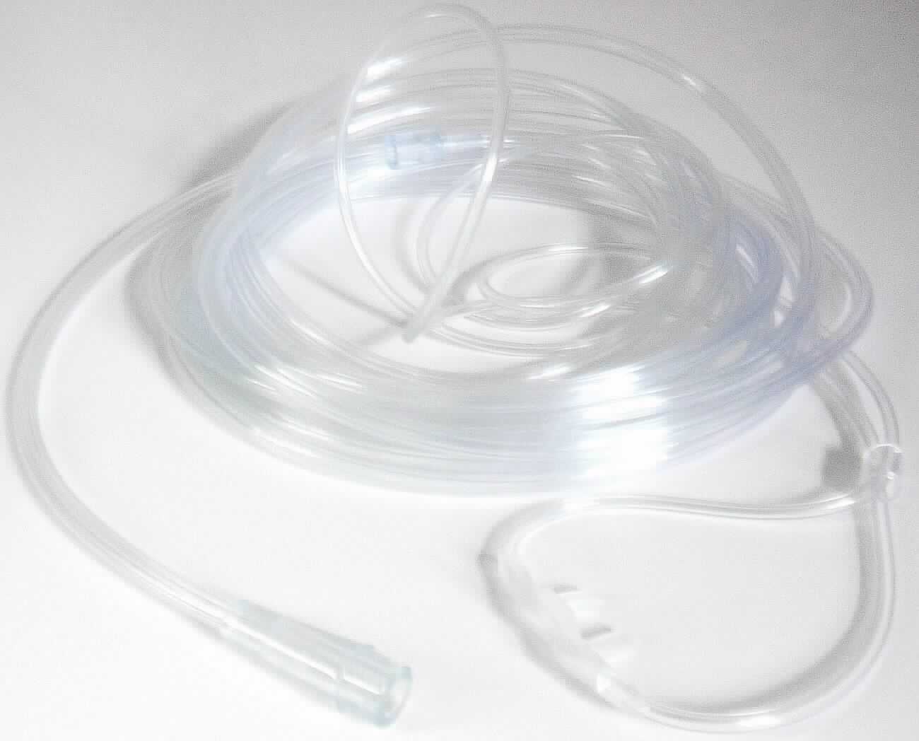"REF 0100001750: Sauerstoffbrille Erw. mit Sicherheitsverbindungsschlauch 2,1 m", aus Kunststoff, in Form eines ca. 2,13 m langen, flexiblen Schlauches mit einer im Umfang ca. 1,2 m messenden Schlauchschlinge mit zwei parallelen Einflussstutzen zum Einführen in die Nasenlöcher. Mit einer Schiebehülse kann die über die Ohren geführte Schlauchschlinge unter dem Kinn fixiert werden. Die Sauerstoffbrille wird an ein Sauerstoffgerät (nicht Gegenstand dieser vZTA-Entscheidung) angeschlossen und dient der Versorgung des Patienten mit konzentriertem Sauerstoff über die Naseneingänge. 
Zur äußeren Form siehe Abbildung in der Anlage.

Die Ware wird als "Teil, erkennbar hauptsächlich für ein Gerät zur Sauerstofftherapie bestimmt" eingereiht.