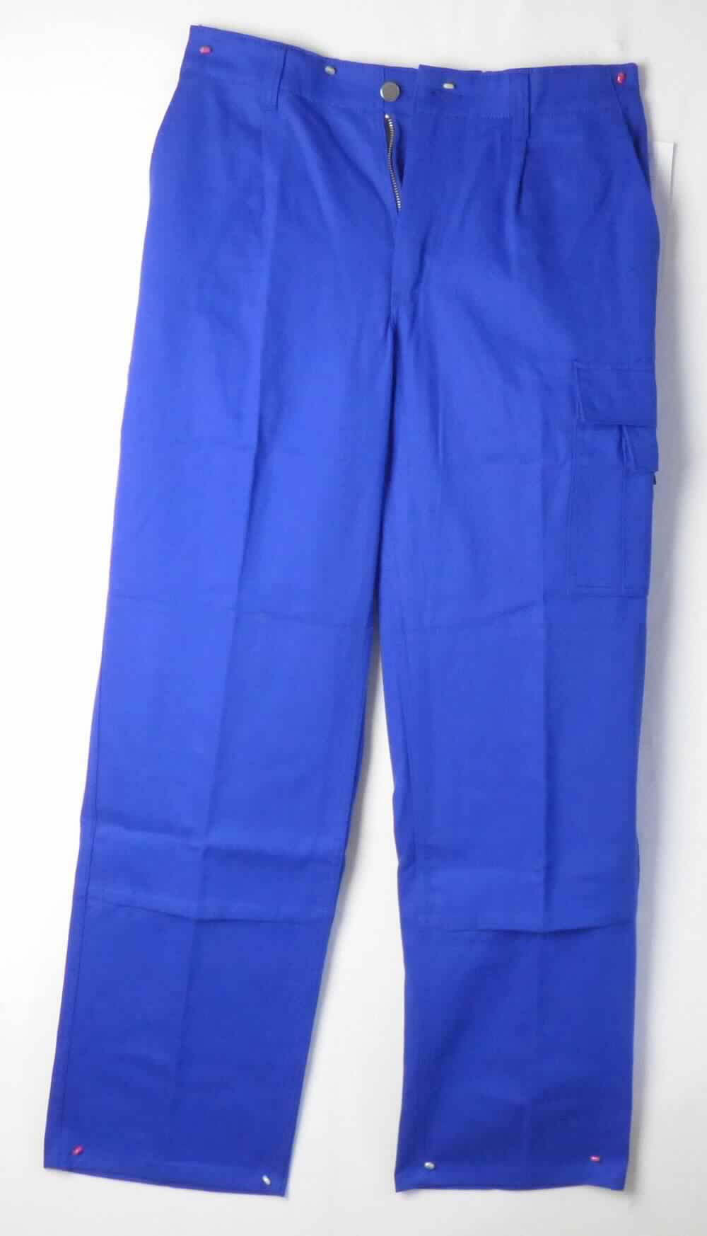 Lange Hose, sog. Arbeitshose, Art. 1486-060-13, Größe 50, Foto siehe Anlage,
- aus ca. 0,7 mm dicken, strapazierfähigen, einfarbigen Geweben aus laut Antrag 100 % Baumwolle,
- in der Taille abschließend, mit einem angesetzten, teilweise elastischen Bund mit Gürtelschlaufen,
- vorn mit einer Öffnung mit Reißverschluss, verdeckt von einer Patte von links über rechts (Männerkleidung),
  die im Bund mit einem Knopf geschlossen wird,
- mit diversen eingesetzten und aufgesetzten, offenen oder mit Druckknopf- bzw. Klettverschluss ausgestatteten 
  Taschen,
- vorn im Bereich der Knie mit aufgesetzten "Einschubtaschen",
- mit knöchellangen Hosenbeinen, 
- an den Beinabschlüssen durch Umschlagen und Festnähen gesäumt,
- lässt erkennen, dass sie dazu bestimmt ist, ausschließlich oder hauptsächlich zum (körperlichen oder 
  hygienischen) Schutz anderer Kleidungsstücke und/oder Personen bei Ausübung einer Gewerbe-, Berufs- 
  oder Haushaltstätigkeit getragen zu werden.

"Lange Hose, aus Geweben, für Männer, aus Baumwolle, Arbeits- und Berufskleidung"