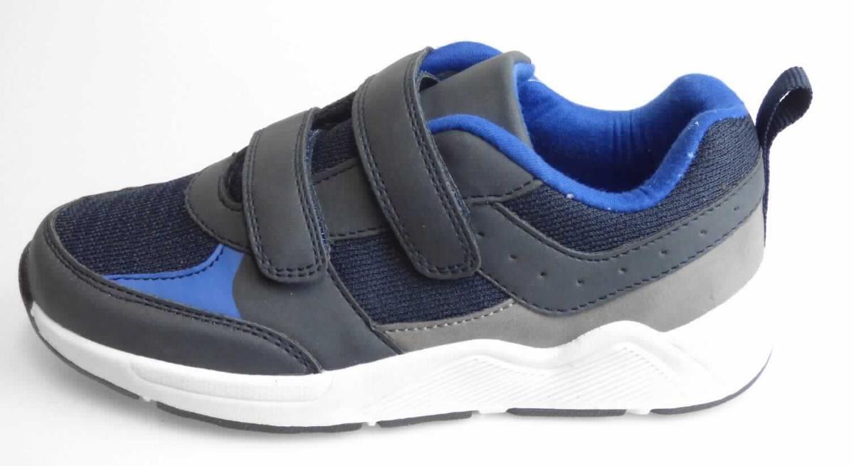 Halbschuhe (lt. Antrag: K-Sneaker (Jungen), Art. 384321/384322 Farbe navy, Größe 31), Foto siehe Anlage, 
- mit Laufsohlen aus (lt. Antrag) Kautschuk/Kunststoff,  
- mit Oberteil (geschlossenes Blatt) aus Kunststoff (Spinnstoff mit einer mit bloßem Auge wahrnehmbaren 
  Außenschicht aus Kunststoff; den größten Teil der Außenfläche bildend) und Spinnstoff, 
- auf das Oberteil sind Verstärkungsteile aus Kunststoff und Spinnstoff aufgesetzt, 
- mit Klettverschluss, 
- nicht den Knöchel bedeckend, 
- ohne Metallschutz in der Vorderkappe, 
- mit einer Länge der Innensohle von ca. 20,8 cm.
	
"Schuhe, andere als in der Position 6401 genannte, mit Laufsohlen aus Kautschuk oder Kunststoff und Oberteil aus 
 Kunststoff, andere als in den Unterpositionen 6402 1210 bis 6402 9950 genannte, mit einer Länge der Innensohle 
 von weniger als 24 cm"