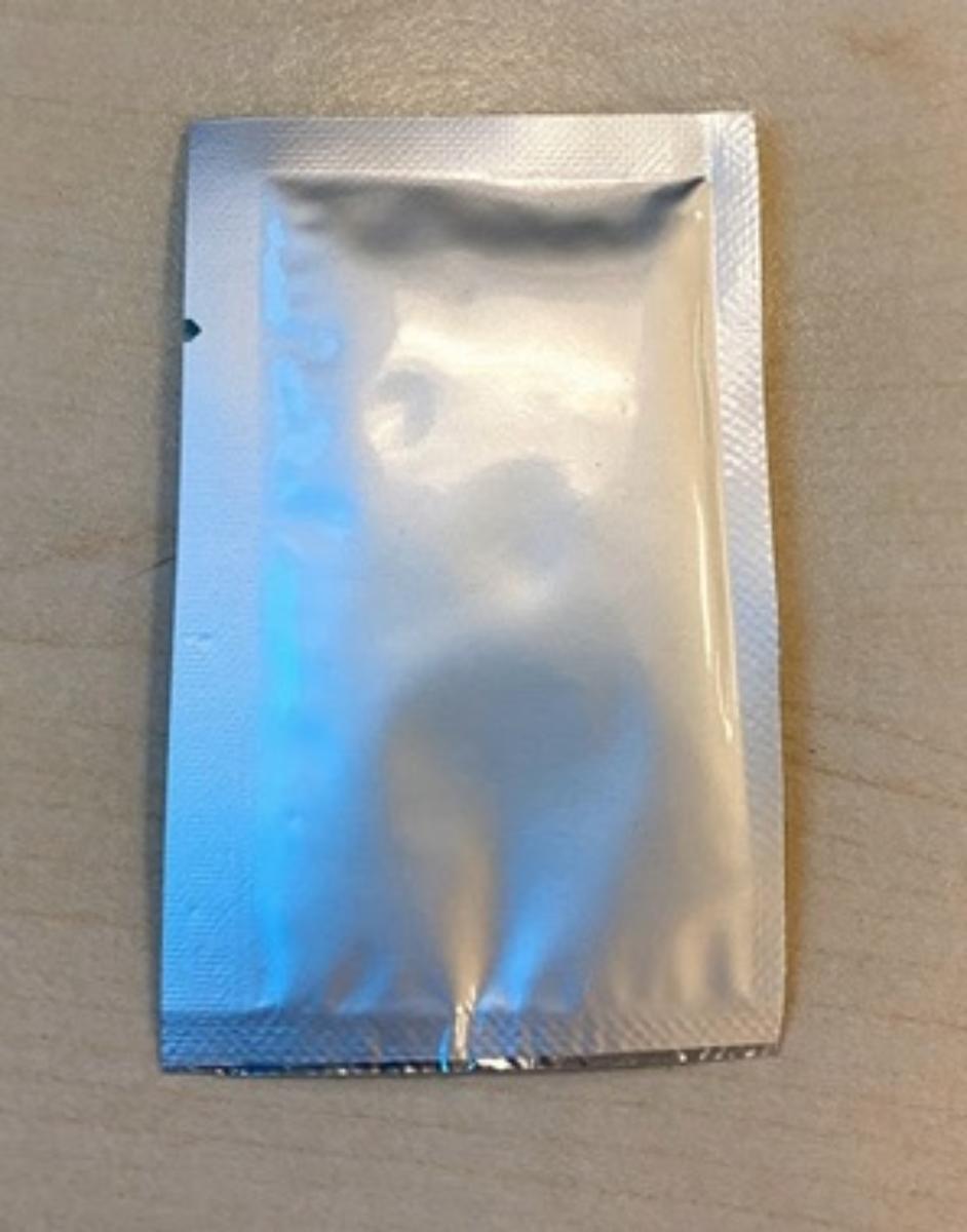 Angaben:
Reinigungstücher; zum Entfernen von Wärmeleitpastenrückständen; getränkte Tücher; einzeln verpackt.


Befund:
Zubereitetes Reinigungsmittel, in Aufmachung für den Einzelverkauf.