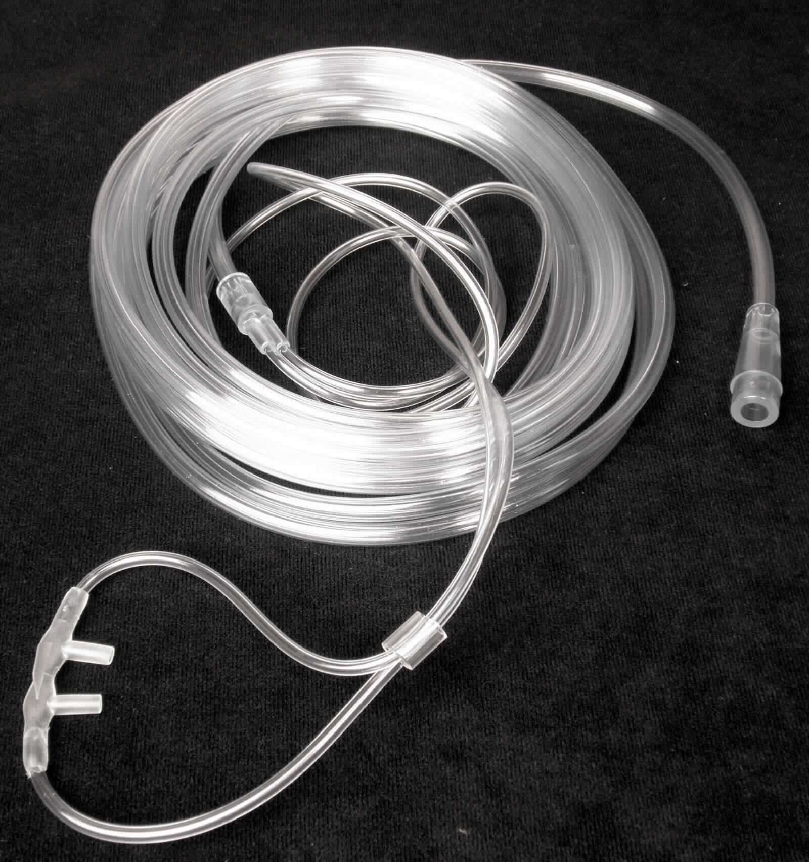 "REF 0100000319: Sauerstoffbrille Erw. mit Sicherheitsverbindungsschlauch 4,2 m", aus Kunststoff, in Form eines ca. 4,2 m langen, flexiblen Schlauches mit einer im Umfang ca. 1,2 m messenden Schlauchschlinge mit zwei parallelen Einflussstutzen zum Einführen in die Nasenlöcher. Mit einer Schiebehülse kann die über die Ohren geführte Schlauchschlinge unter dem Kinn fixiert werden. Die Sauerstoffbrille wird an ein Sauerstoffgerät (nicht Gegenstand dieser vZTA-Entscheidung) angeschlossen und dient der Versorgung des Patienten mit konzentriertem Sauerstoff über die Naseneingänge. 
Zur äußeren Form siehe Abbildung in der Anlage.

Die Ware wird als "Teil, erkennbar hauptsächlich für ein Gerät zur Sauerstofftherapie bestimmt" eingereiht.