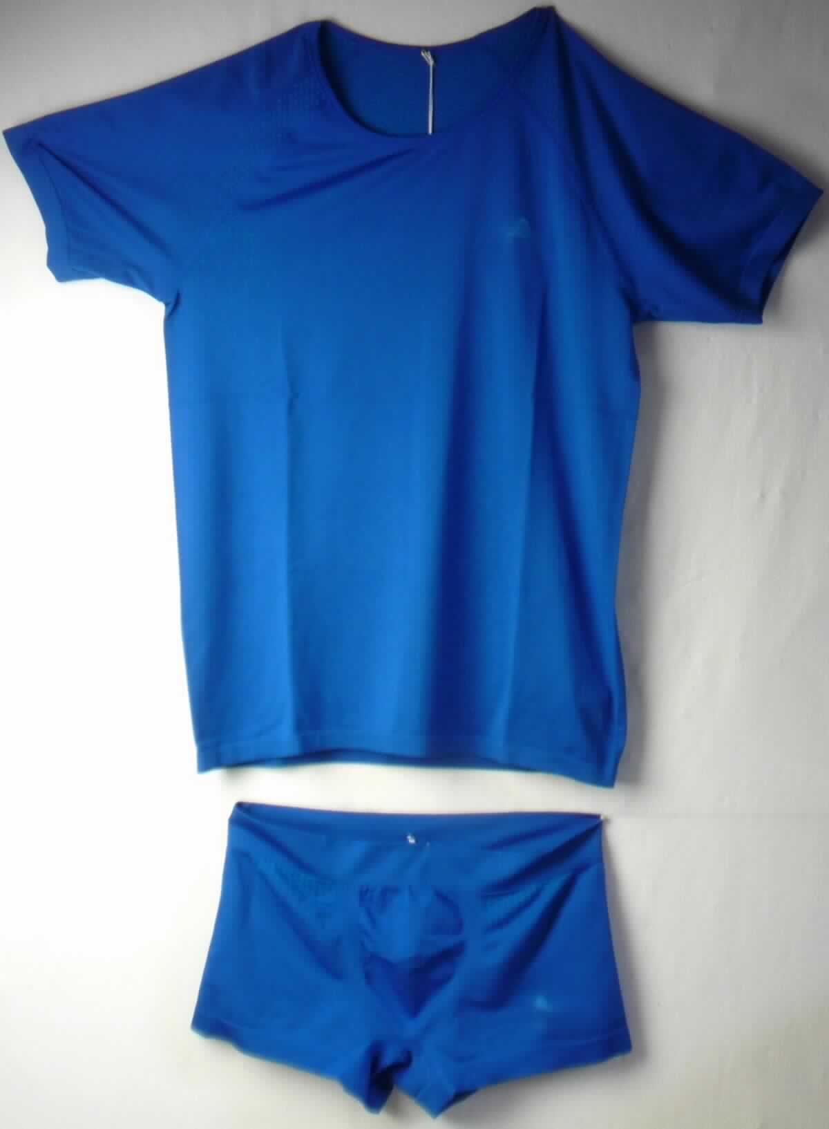 T-Shirt (Art. 186102) und Unterhose (Art. 186112), sog. Set Performance, Art. 195242, Größe L, Foto siehe Anlage,
- in einem Polybeutel verpackt,
- als zweiteilige Zusammenstellung; keine Kombination, weil Kleidungsstücke der Positionen 6107 und 6109 nicht
  als Bestandteile einer Kombination zugelassen sind,
- Unterhose:
-- aus ca. 0,9 mm dicken, buntgewirkten Gewirken aus laut Antrag 71 % Polyester, 24 % Polyamid und 
   5 % Elasthan (alles synthetische Chemiefasern),
-- in der Taille abschließend, mit einem ca. 3,5 cm breiten Taillenbund,
-- ohne Eingriff, ohne Öffnung und ohne Verschluss,
-- aufgrund des Schnitts eindeutig als Unterhose für Männer erkennbar,
-- mit kurzen Hosenbeinen, an den Beinabschlüssen durch Umschlagen und Festnähen gesäumt.

"Unterhose aus Gewirken, für Männer, aus Chemiefasern"