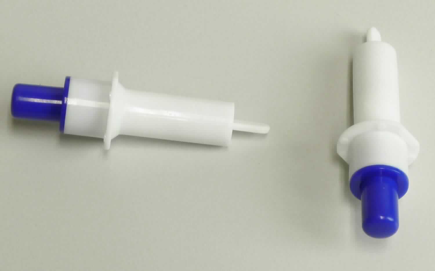 "REF 10.000.00.025 Sicherheitsblutlanzette", Stechhilfe zur Blutabnahme, in Form eines stiftförmigen Kunststoffgehäuses mit integriertem Federmechanismus und einer Nadellanzette aus rostfreiem Stahl sowie einem Schutzstift aus Kunststoff zum Abdecken der Nadel nach Verwendung.
Die Sicherheitslanzetten (25 G, Einstichtiefe 2,2 mm, vorgespannt) dienen der Mikroinzision der Haut zur Entnahme von kapillarem Blut für Laboruntersuchungen.
Zur äußeren Form siehe Abbildung in Anlage.

Die Ware wird als "medizinisches Instrument, andere Nadel als von den Unterpositionen (KN) 9018 3110 bis 9018 32 90 erfasst" eingereiht.