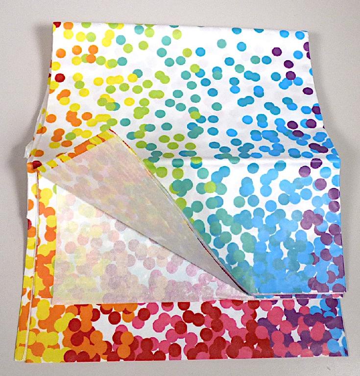 Es handelt sich um ein zweilagiges, rechteckiges, etwa 125 x 220 cm großes, geprägtes Flächenerzeugnis aus einer Lage Papier, die auf der Schauseite mit farbigen Punkten bedruckt und auf der Rückseite mit einer Lage Kunststofffolie (lt. Antragsteller: Polyethylen) überzogen ist, wobei der Aufdruck im Hinblick auf die eigentliche Zweckbestimmung der Ware nur nebensächlicher Art ist und die Dicke der Kunststofffolie weniger als die Gesamtdicke des Erzeugnisses ausmacht. Die Ware soll als Tischtuch verwendet werden und ist in einem Polybeutel mit bedrucktem Pappheader mit Eurolochung verpackt.

Abbildung siehe Anlage.

Derartige Waren gehören als "Tischtücher, zum Gebrauch im Haushalt, aus Papierhalbstoff, Papier, Zellstoffwatte oder Vliesen aus Zellstofffasern" zum TARIC-Code 4818 30 00 00.