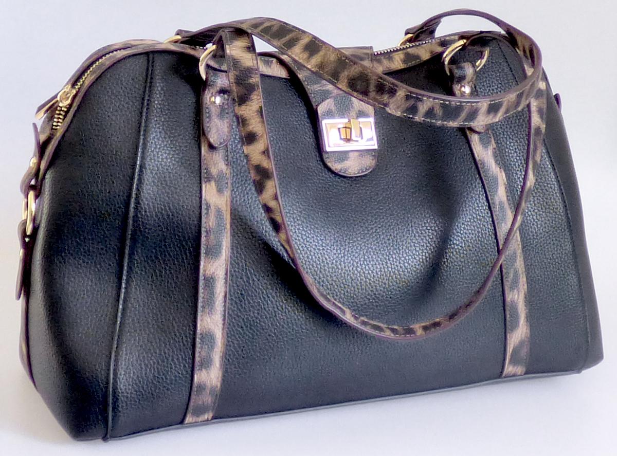 Umhängetasche, Foto siehe Anlage,
- mit einer Außenseite aus Kunststofffolien (lederartig geprägt; teilweise im Leopardenmuster
  bedruckt),
- mit zwei Tragegriffen,
- an der Rückseite mit einem eingesetzten Reißverschlussfach,
- das Hauptfach ist mit entlang des oberen Rands verlaufenden Reißverschluss und mit
  einer Überschlaglasche mit Knebelverschluss versehen,
- - gefüttert; innen mit einem Reißverschlussfach, zwei offenen Einsteckfächern und
    zwei Stiftlaschen ausgestattet,
- mit den Abmessungen: ca. 38 cm (Breite) x 25 cm (Höhe) x 15 cm (Tiefe),
- keine Einreihung als Handtasche aufgrund der Größe.

"Ähnliches Behältnis, anderes als in den Unterpositionen 4202 1110 bis 4202 3900 genannte,
  mit Außenseite aus Kunststofffolien, anderes als in den Unterpositionen 4202 9211 bis
  4202 9215 genannte"