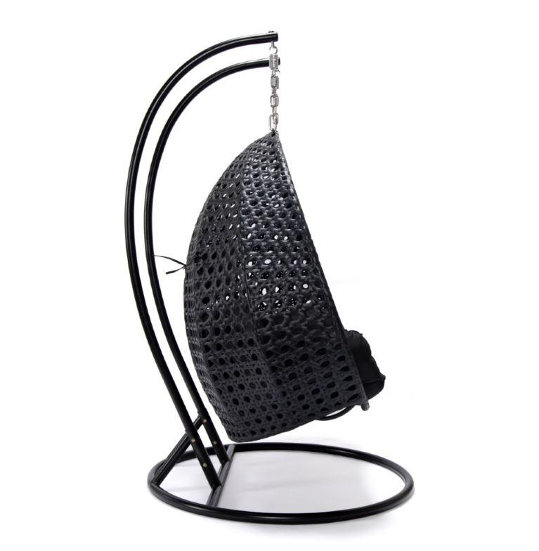 Bei dem sog. "Polyrattan Hängesessel Twin" handelt es sich um eine Warenzusammenstellung für den Einzelverkauf, bestehend aus einem gepolstertem Sitzmöbel, zwei kleinen Kissen und einer Regenabdeckung aus Kunststoff.
Das Sitzmöbel besteht aus einem Stahlgestell (Ständer) mit einem Durchmesser des Standfußes von ca. 120 cm und einer Gesamthöhe von ca. 195 cm und einem korbähnlichen, ca. 145 x 126 x 74 cm (B x H x T) großen Sitz (Sitzkorb).

Der Sitzkorb besteht aus einem Metallgestell, das mit einem Kunststoffgeflecht im Rattan-Design umflochten ist, sowie einer lose aufgelegten Polsterung, welche sich an den Seitenwänden und der Rückwand durch abgetrennte Nähte dem Sitzkorb anpasst. Der Sitzkorb wird mittels zweier Gliederketten an dem Gestell befestigt.
Das Sitzmöbel ist dazu bestimmt, mit Hilfe des Ständers auf den Boden gestellt zu werden.

Der charakterbestimmende Bestandteil der Warenzusammenstellung ist aufgrund der Bedeutung für die Verwendung und des Umfangs das gepolsterte Sitzmöbel.

Die Warenzusammenstellung ist gemeinsam verpackt und wird als "anderes als von den Unterpositionen 9401 10 bis 9401 69 erfasstes Sitzmöbel mit Gestell aus Metall, gepolstert" eingereiht.