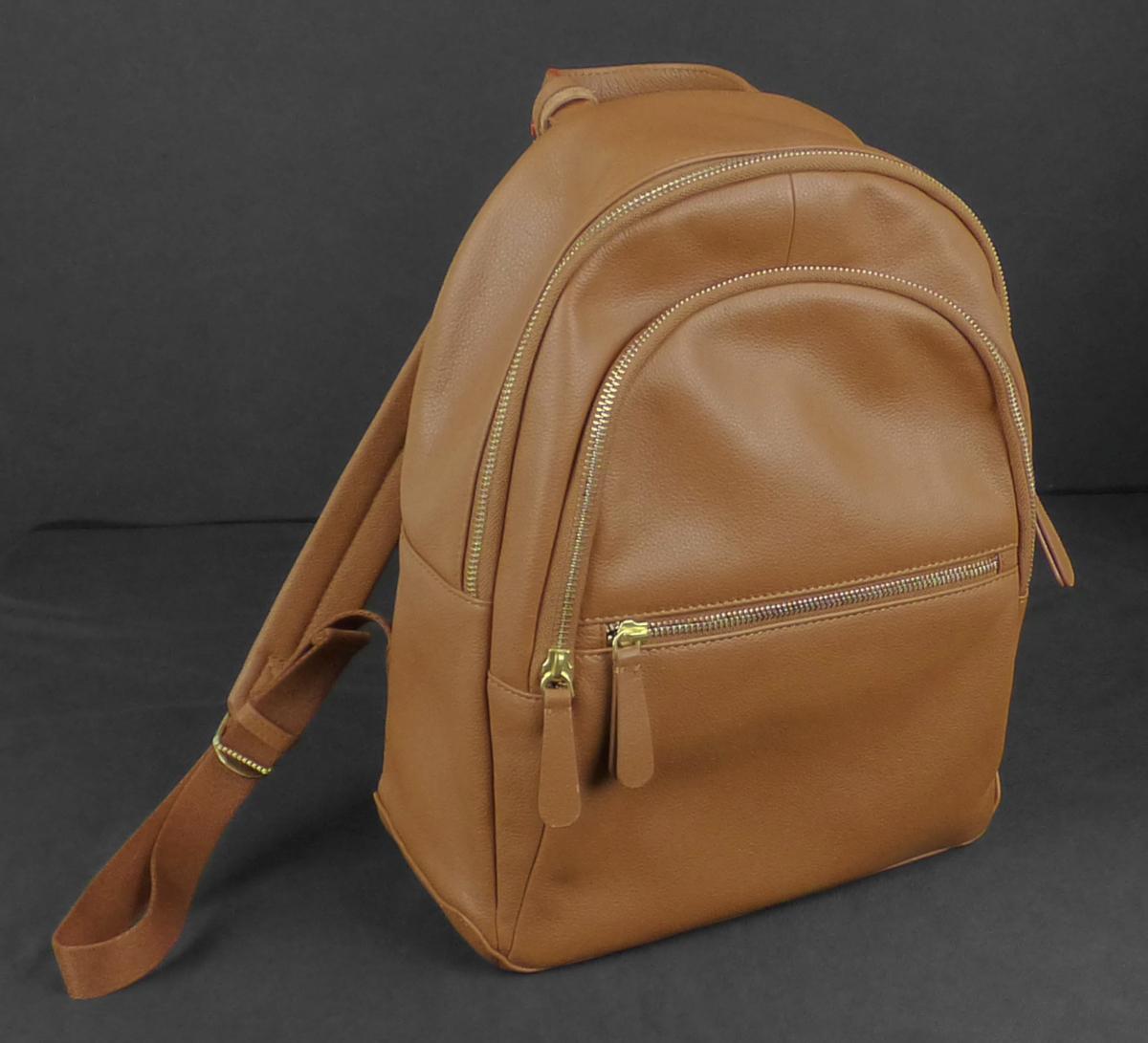 Rucksack, Foto siehe Anlage,
- mit einer Außenseite aus Leder,
- mit zwei längenverstellbaren Rückentragegurten,
- mit einer Trageschlaufe,
- mit einer gepolsterten Rückseite,
- mit einem Vorfach mit Reißverschluss,
- an der Vorderseite mit einem weiteren eingesetzten Reißverschlussfach,
- - innen mit einem offenen Einsteckfach ausgestattet,
- das Hauptfach ist mit einem entlang des oberen Randes bis zu den Seiten verlaufenden
  Reißverschluss versehen,
- - gefüttert; innen mit einem offenen Einsteckfach und einem Reißverschlussfach ausgestattet,
- mit den Abmessungen: ca. 30 cm (Breite) x 35 cm (Höhe) x 13 cm (Tiefe),
- laut Antrag nicht handgearbeitet.

"Rucksack, mit Außenseite aus Leder, nicht handgearbeitet"