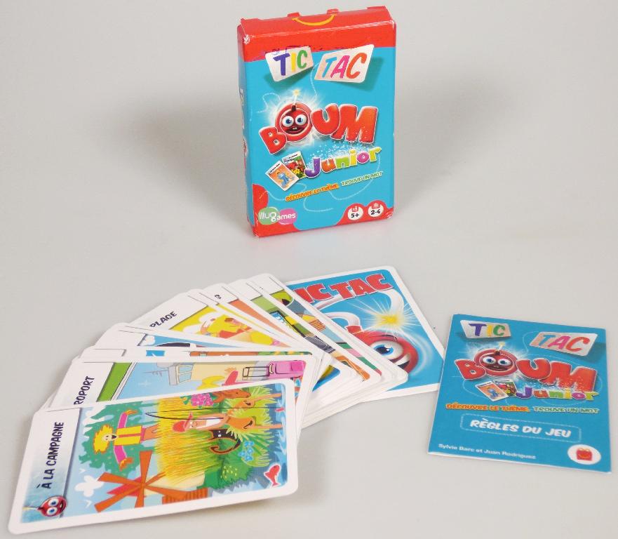 Durch Warenmuster und Anleitung veranschaulichtes Kartenspiel, sog. "Mc Donald´s - Asmodee - 2022, Motiv Tic Tac Boum Junior" bestehend aus 20 rechteckigen Karten, die auf der Vorderseite mit verschiedenen Motiven zu unterschiedlichen Themen (z.B. Urlaub, Büro, Strand, Park, Post etc.) und Überschriften in französischer Sprache bedruckt sind, sowie zehn rechteckigen Karten, die mit einem Bombensymbol mit unterschiedlich langer Zündschnur bedruckt sind. Rückseitig sind alle Karten entweder in gelb oder türkis mit dem Spielelogo versehen. Die Karten sind mit einer gedruckten Anleitung in einer Pappschachtel für den Einzelverkauf aufgemacht.

Das Spiel ist für zwei bis vier Spieler geeignet. Die Kategoriekarten und die Bombenkarten werden gemischt, als zwei getrennte und verdeckte Stapel in die Mitte gelegt und die oberste Kategoriekarte wird aufgedeckt. Die spielende Person, die am Zug ist, muss zur aufgedeckten Kategorie einen verwandten Begriff nennen. Bei richtigem Begriff darf die Karte an die Nebenperson abgegeben werden, die ebenfalls einen Begriff zur abgebildeten Kategorie finden muss. Zeitgleich werden nacheinander die Bombenkarten umgedreht. Wird eine Karte mit explodierender Bombe ohne Zündschnur umgedreht, muss die mitspielende Person, die gerade die Kategoriekarte hält, diese behalten und die Spielrunde endet. In der nächsten Runde wird eine neue Kategoriekarte aufgedeckt. Sind alle Kategoriekarten aufgebraucht, endet das Spiel und Sieger ist, wer die wenigsten Kategoriekarten behalten musste. 

Die Ware wird zolltarifrechtlich als „Gesellschaftsspiel, Spielkarten“ eingereiht.
