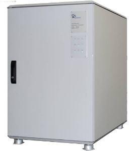 Aktiver Wasserstoff-Maser
- aus  Speicherbehälter,  Entladungsröhre,  Kollimator,  Zustandsselektor und Mikrowellenresonator
  mit Speicherkolben, Magnetfeldspule, Elektronik und Ethernetcontroller in einem Gehäuse
  (Abmessungen 60 x 80 x 91 cm) mit Anschluss für die Wasserstoffzufuhr sowie Ethernet-Anschluss,
- zum Erzeugen bzw. Verstärken kohärenter Mikrowellenstrahlung indem die spezifischen Eigenschaften
  des Wasserstoff-Atoms genutzt werden,
- zur Verwendung als hochgenaues Frequenznormal zur Erzeugung von hochpräzisen Zeitskalen.

"Elektrisches Gerät mit eigener Funktion, in Kapitel 85 anderweit weder genannt noch
 inbegriffen - nicht von den TARIC-Codes 8543 10 00 00 bis 8543 70 90 85 erfasst,
 Wasserstoff-Maser"