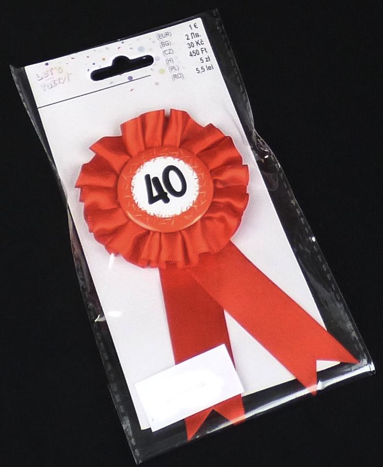 Sogenannter Milestones Anstecker (Art-Nr. 388451):

Es handelt sich um Fantasieschmuck in Form eines runden Ansteckers (Buttons) (Durchmesser: etwa 4,5 cm), bestehend aus einer Platte aus unedlem Metall als Vorderseite und einer Kunststoffplatte als Rückseite. Das Erzeugnis ist auf der Vorderseite farblich bedruckt (u. a. mit der Zahl 40). Die Rückseite weist einen Federnadelverschluss aus unedlem Metall zum Anstecken z. B. an der Kleidung auf. Jeweils ein Anstecker ist auf einer bedruckten Pappkarte befestigt.  Um den Button aus unedlem Metall herum befindet sich eine rote "Zierschleife" aus gewebtem Spinnstoff.

Abbildung siehe Anlage.

Bei der aus verschiedenen Stoffen zusammengesetzten Ware ist ein charakterbestimmender Stoff nicht ermittelbar, so dass die Ware in die zuletzt genannte der in Betracht kommenden Unterpositionen einzureihen ist. 
Derartige Erzeugnisse gehören als "anderer Fantasieschmuck, nicht aus unedlen Metallen" zur Codenummer 7117 9000 00 0.