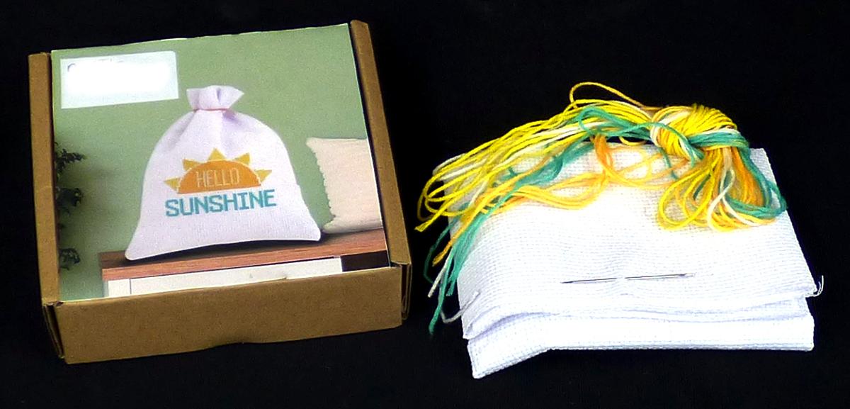 Stickbild, Foto siehe Anlage,
- Warenzusammenstellung zur Herstellung von Handarbeiten (sog. DIY Geschenksäckchen), 
  bestehend aus einem Grundgewebe, Garnen aus Spinnstoffen und einer Nadel,
- in einem bedruckten Karton für den Einzelverkauf aufgemacht und zur Befriedigung eines 
  speziellen Bedarfs zusammengestellt,
- Grundgewebe:
- - 1 Stück,
- - von quadratischer Form, in den Abmessungen von ca. 27 cm x 36 cm, 
- - mit einem Gewicht von ca. 22 g,
- - aus einem Gewebe (laut Antrag aus Baumwolle),
- Garne:
- - 4 Stück; in unterschiedlichen Längen,
- - verschiedenfarbig,
- - mit einem Gewicht von insgesamt ca.  2,2 g,
- - Garne aus Spinnfasern aus laut Antrag Polyester (synthetische Chemiefasern), 
- - gezwirnt,
- - gefärbt bzw. gebleicht,
- Nadel:
- - aus unedlem Metall, 
- stellt sich nicht als Bastelset im Sinne der Position 9503 dar,
- im Hinblick auf die Bedeutung in Bezug auf die Verwendung stellen sich die Garne und die 
  Gewebe als gleichbedeutend dar, im Hinblick auf die Anzahl überwiegen die Garne, im 
  Hinblick auf den Umfang (im Sinne von Fläche) die Gewebe, somit bestimmen weder die 
  Garne aus synthetischen Chemiefasern noch das Gewebe aus Baumwolle den Charakter der 
  Warenzusammenstellung; sie ist somit dem von den gleichermaßen in Betracht kommenden 
  TARIC-Codes (6308 0000 15/6308 0000 20) in der Nomenklatur zuletzt genannten zuzuweisen.

"Warenzusammenstellung, aus Gewebe und Garn, mit Zubehör, für die Herstellung von Hand-
 arbeiten (Stickbild), in Aufmachung für den Einzelverkauf, aus synthetischen Fasern"