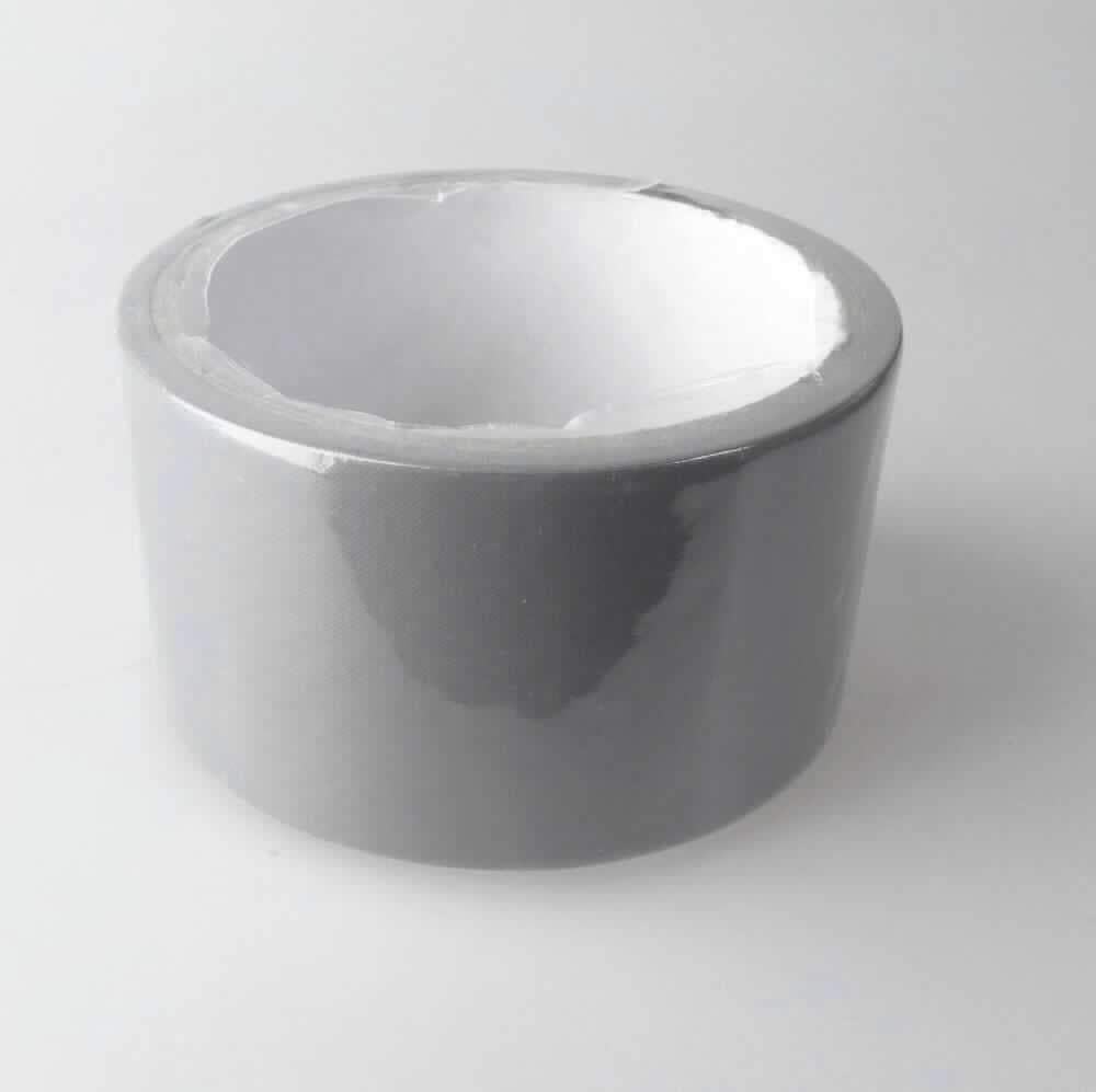 Bei der Ware handelt es sich den Angaben nach um ein Klebeband.
Die Untersuchungen im Labor ergaben, dass es sich um ein selbstklebendes Band mit einer Breite von ca. 5 cm handelt, das aus einer Kunststofffolie aus PVC und einem Klebstoff aus Kautschuk besteht. Das Erzeugnis ist auf eine Pappspule aufgerollt.

Die Ware ist als selbstklebende Bänder (Streifen), mit nicht vulkanisiertem Naturkautschuk oder nicht vulkanisiertem synthetischen Kautschuk bestrichen aus Poly(vinylchlorid) in den TARIC-Coder 3919 1012 00 des Zolltarifs einzureihen.