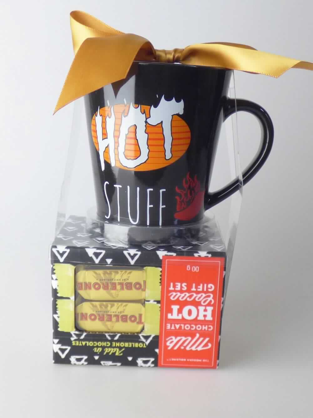 Dreiteilige Zusammenstellung bestehend aus einer Tasse, kakaohaltigem Getränkepulver und zwei Schokoladen-
riegeln, sog. Geschenkset, Artikel 4662100717, Foto siehe Anlage,
- in Aufmachung für den Einzelverkauf (gemeinsam in einer Schachtel mit Schleife verpackt),
- die Waren dienen weder der Befriedigung eines speziellen Bedarfs noch der Ausübung einer bestimmten 
  Tätigkeit und stellen keine Warenzusammenstellung im Sinne der AV 3b) dar; somit sind die Waren getrennt
  einzureihen,
- kakaohaltiges Getränkepulver:
- -  kakaohaltige Zubereitungen zum Herstellen von Getränken,
- - in einer unmittelbaren Umschließung mit einem Gewicht von ca. 30 g (incl. Verpackung),
- - laut Antrag entsprechend:
- - - Stärke / Glucose: 5 bis weniger als 25 GHT,
- - - Saccharose / Invertzucker / Isoglucose: 30 bis weniger als 50 GHT,
- - - Milchfett: 0 bis weniger als 1,5 GHT,
- - - Milchprotein: 2,5 bis weniger als 6 GHT.

"Schokolade und andere kakaohaltige Lebensmittelzubereitungen, andere, kakaohaltige Zubereitungen zum Her-
 stellen von Getränken, in unmittelbaren Umschließungen mit einem Gewicht des Inhalts von 1 kg oder weniger"