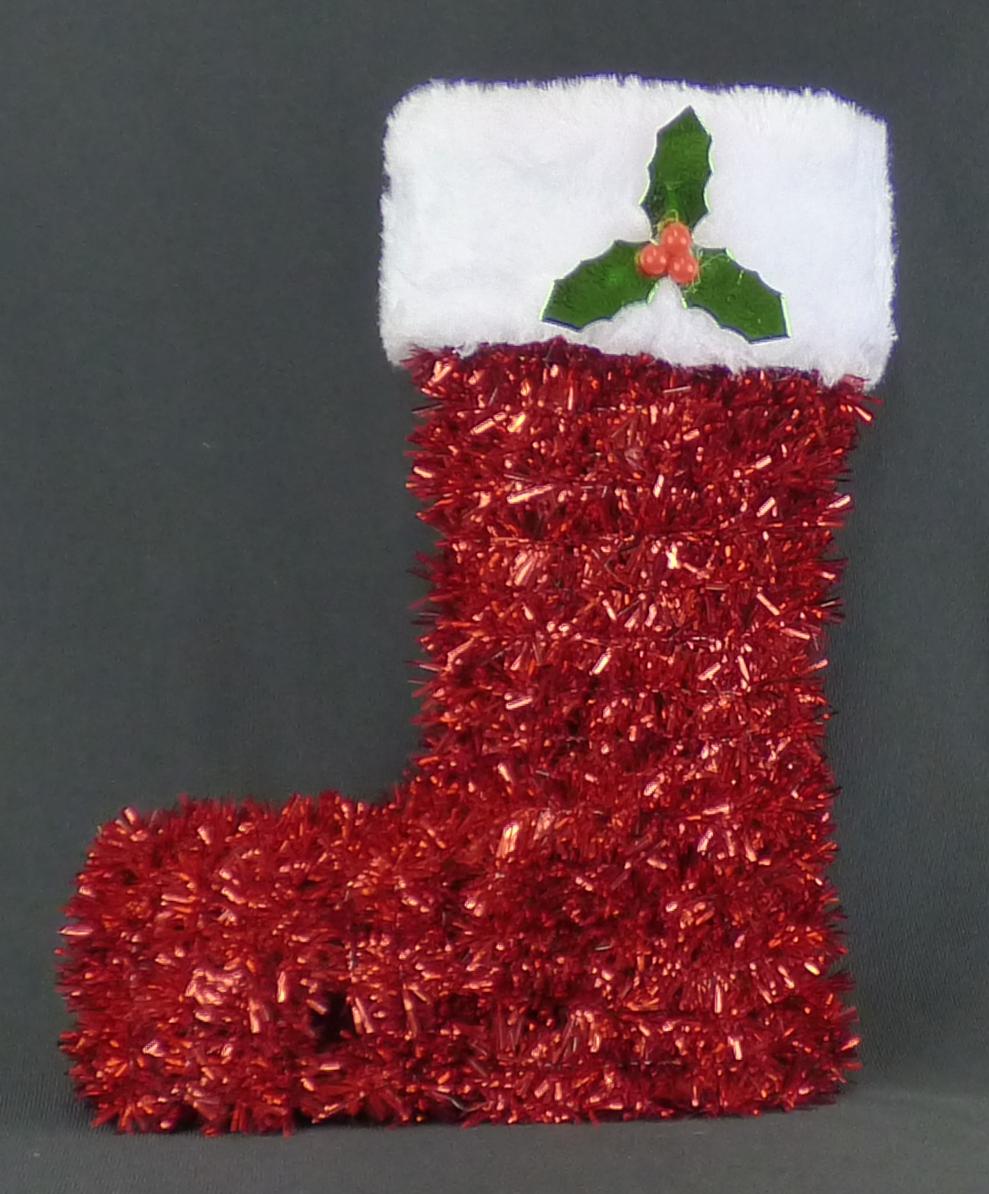Nach den Angaben der Antragstellerin und dem vorliegenden Warenmuster handelt es sich um einen Weihnachtsartikel in Form eines Weihnachtsstiefels. 
Das ca. 17,8 x 7,0 x 22,5 cm große Erzeugnis besteht aus einem Gitterkörper aus Kunststoff, welcher dicht mit einer Drahtgirlande mit einer Vielzahl eingebundener roter Folienstreifen (sog. Lametta-Girlande) umwickelt ist. Das Ende des Stiefelschaftes ist mit einem Besatz aus weißem Plüsch sowie einer Blattapplikation mit drei roten Beeren versehen.

Derartig gestaltete Erzeugnisse dienen nach althergebrachter Tradition der Ausgestaltung der Weihnachts- bzw. Adventszeit.

Zolltarifrechtlich handelt es sich um "Weihnachtsartikel, nicht aus Glas".
