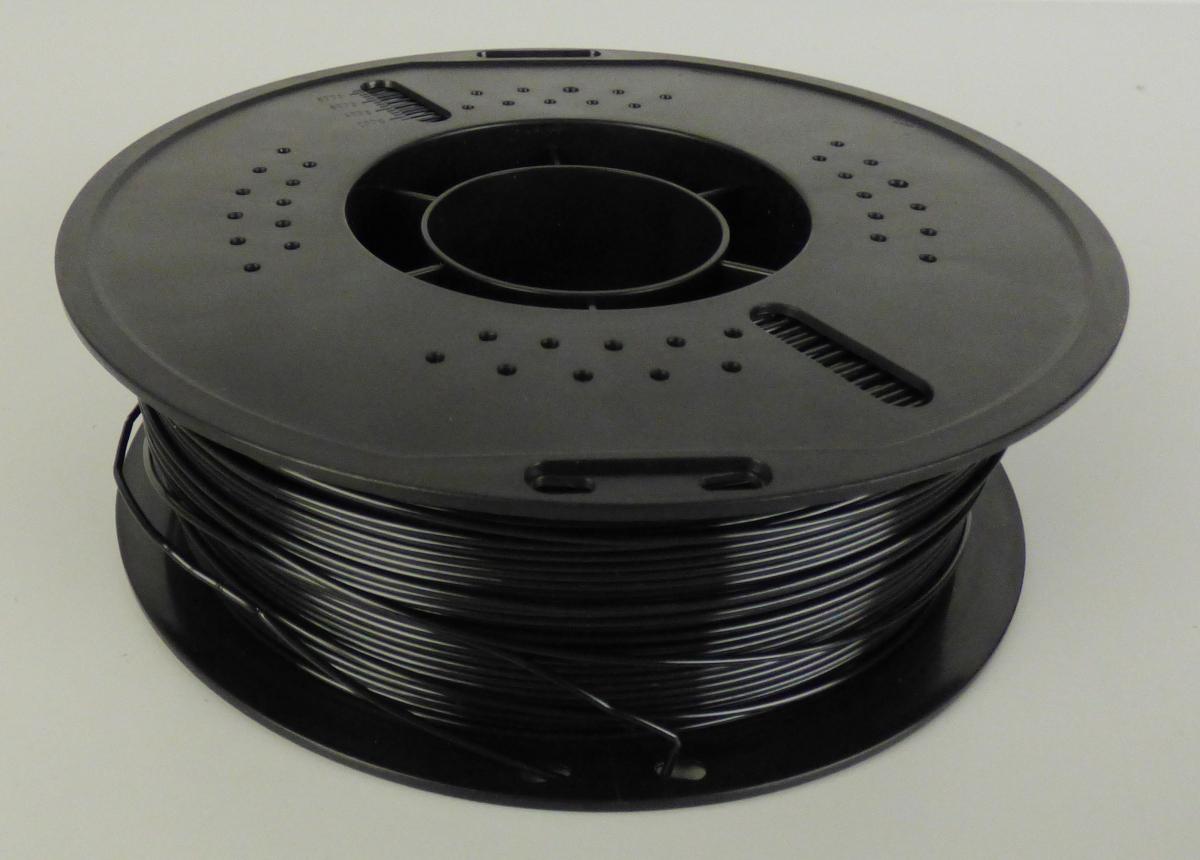 Angaben des Antragstellers:
1 kg Filament für 3D- Drucker

Feststellungen an einem Warenmuster:
Es wurde ein schwarzes Monofilament mit einem Durchmesser von 2 mm vorgelegt. Das Monofilament liegt aufgerollt auf einer Spule vor.

Befund:
Monofile mit einem größten Durchmesser von mehr als 1 mm, aus Kunststoffen, aus anderen Kunststoffen, aus Kondensationspolymerisations- und Umlagerungspolymerisationserzeugnissen, auch chemisch modifiziert, andere