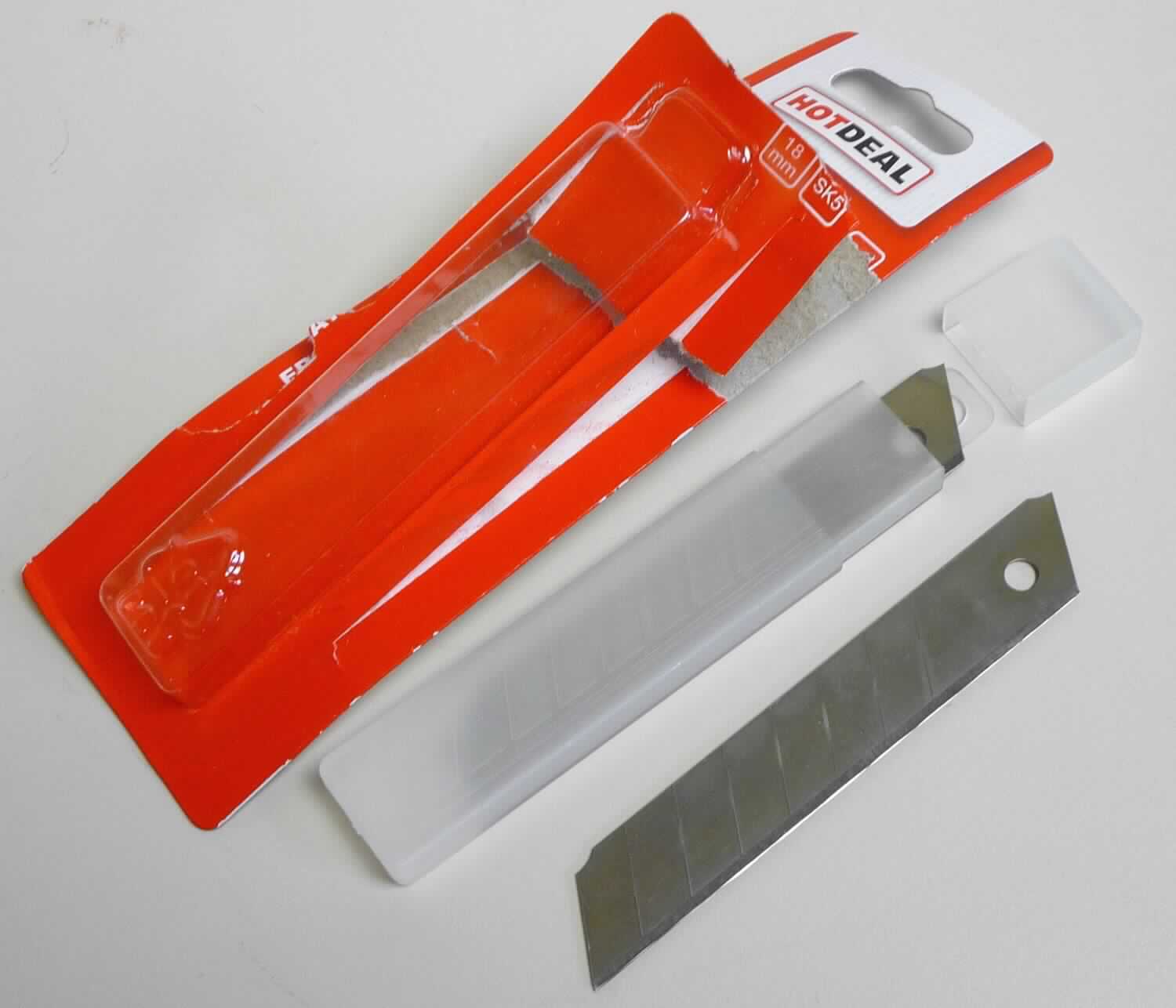 "Ersatz Abbrechklingen"

- diagonal geformt, mit einseitiger Schneide sowie mit Sollbruchstellen und einem Befestigungsloch 
  im Klingenschaft versehen

- vollständig aus unedlem Metall

- Länge: 110 mm, Breite: 18 mm

- zur Verwendung in Cuttermessern

- je 5 Stück in einer passgenauen, für die dauerhafte Aufbewahrung bestimmte Kunststoffbox, 
  zusätzlich auf einem bedruckten Pappkarton aufgeblistert

Abbildung siehe Anlage.

Derartige Waren gehören als "Klingen für Messer (keine Messer der Pos. 8208) mit schneidender Klinge aus unedlem Metall" zur Codenummer 8211 9400 00 0 des Zolltarifs (ZT).