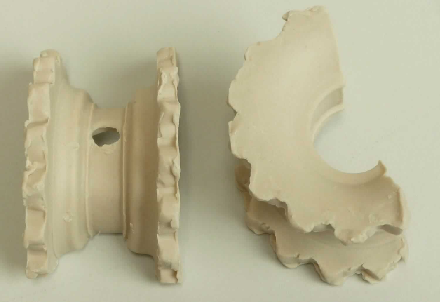 Keramische Waren zu technischen Zwecken, sog. Proware (TM) Super-Saddles, Abbildung siehe Anlage, 
- unglasierte, speziell geformte, beigefarbene Steine, 
- in verschiedenen Größen, vorgelegtes Warenmuster mit den Abmessungen von ca. 4,3 cm (Länge) x 2,5 cm 
  (Breite) x 2,5 cm (Höhe), 
- laut Antrag:
- - nach vorheriger Formgebung keramisch gebrannt, 
- - aus Steinzeug,
- - mit einer Mohsschen Härte von weniger als 9, 
- - keine Anwendung im feuerfesten Bereich (< 1500 °C), 
- - zur Verwendung in Absorptionstürmen bei der Schwefelsäureherstellung.

"Keramische Waren zu technischen Zwecken, andere als aus Porzellan, mit einer Mohsschen Härte von weniger 
 als 9, andere als in den Codenummer 6909 1900 15 0 bis 6909 1900 70 0 genannte"
