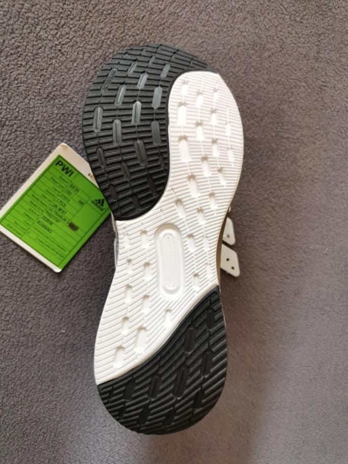 Trainingsschuhe, sog. Laufschuh Ultrarun 5, Art. JS2836, Silhouetten-Nr. 64694, Leisten-Nr. 21074,
Größe UK 8,5, Foto siehe Anlage,
- mit Laufsohlen aus laut Antrag Kautschuk,
- mit Oberteil aus Spinnstoff,
- auf das Oberteil sind Verstärkungsteile aus Kunststoff aufgesetzt, zusätzlich mit Kunststoff verstärkt,
- mit Schnürsenkelverschluss,
- seitlich, auf der Lasche und im Bereich der Ferse mit Firmenlogos versehen,
- lassen aufgrund von Form, Schnitt, Aussehen und Material erkennen, dass sie für die Ausübung
  einer bestimmten Sportart (Laufen) gestaltet sind.

"Schuhe (Trainingsschuhe) mit Laufsohlen aus Kautschuk und Oberteil aus Spinnstoffen"