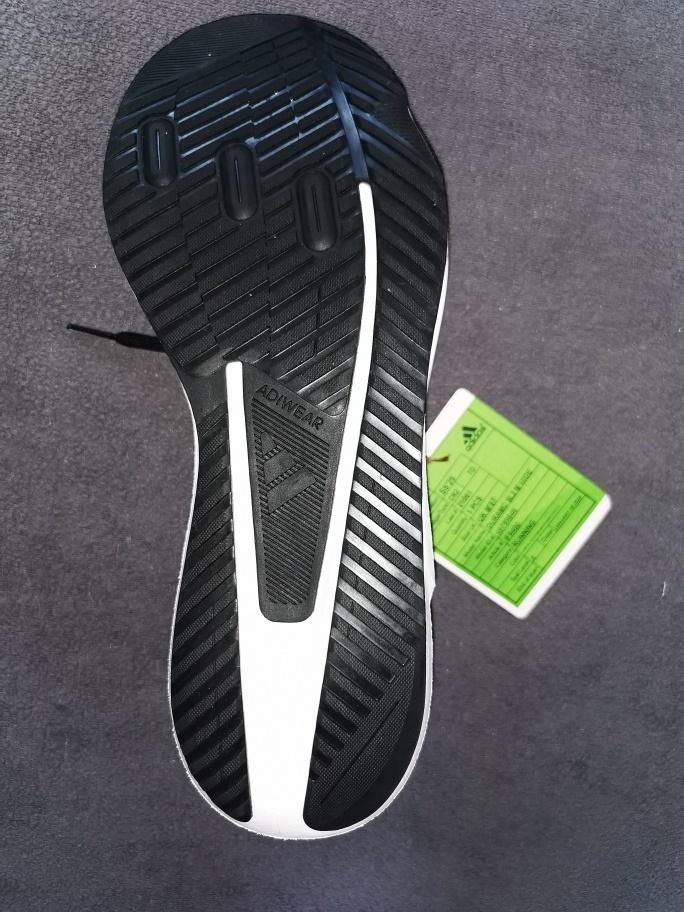 Trainingsschuhe, sog. Laufschuh Duramo SL2 M Wide, Art. IF9400, Silhouetten-Nr. 65642, Leisten-
Nr. 21061, Größe UK 8,5, Foto siehe Anlage,
- mit Laufsohlen aus laut Antrag Kautschuk,
- mit Oberteil aus Spinnstoff,
- auf das Oberteil sind Verstärkungsteile aus Kunststoff (Spinnstoff mit einer mit bloßem Auge wahr-
  nehmbaren Außenschicht aus Kunststoff) aufgesetzt, zusätzlich mit Kunststoff verstärkt,
- mit Schnürsenkelverschluss,
- seitlich und auf der Lasche mit Firmenlogos versehen,
- lassen aufgrund von Form, Schnitt, Aussehen und Material erkennen, dass sie für die Ausübung
  einer bestimmten Sportart (Laufen) gestaltet sind.

"Schuhe (Trainingsschuhe) mit Laufsohlen aus Kautschuk und Oberteil aus Spinnstoffen"