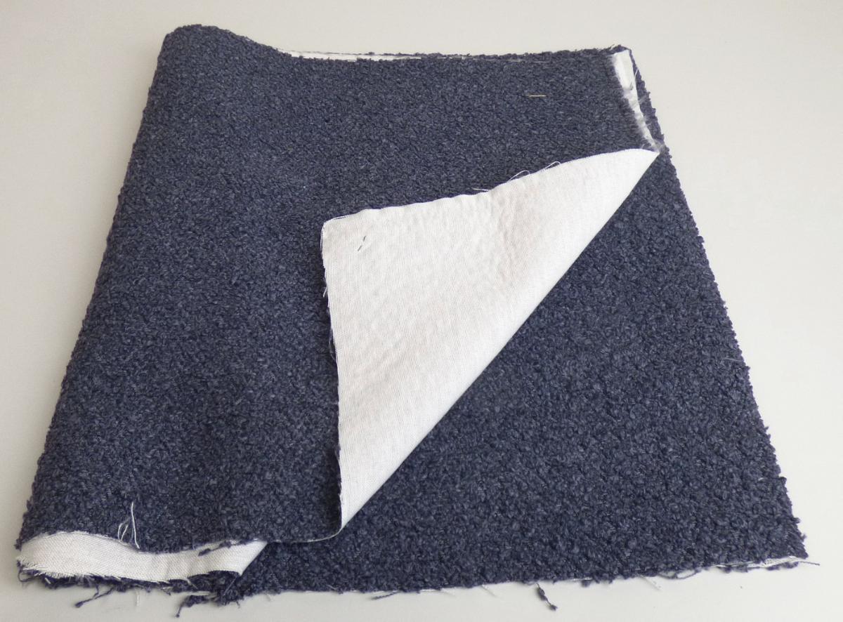 Textillaminat, sog. Möbelstoff, Foto siehe Anlage,
- als Meterware, mit einer Breite von mehr als 30 cm,
- laut Untersuchungsergebnis:
-- aus zwei mit ihrer ganzen Fläche aufeinanderliegenden und so miteinander durch Kleben verbundenen
   Lagen:
--- mit einer Oberlage (Schauseite):
---- aus einem Chenillegewebe; mit samtartiger Oberfläche,
---- aus Chenillegarnen und anderen Garnen; beide aus synthetischen Chemiefasern,
--- mit einer Unterlage:
---- aus einem einfarbigen Gewebe aus synthetischen Chemiefasern,
- insbesondere im Hinblick auf die Verwendung verleiht das die Schauseite bildende Chenillegewebe der
  Ware ihren wesentlichen Charakter

"Chenillegewebe, keine Ware der Positionen 5802 oder 5806, aus Chemiefasern"
