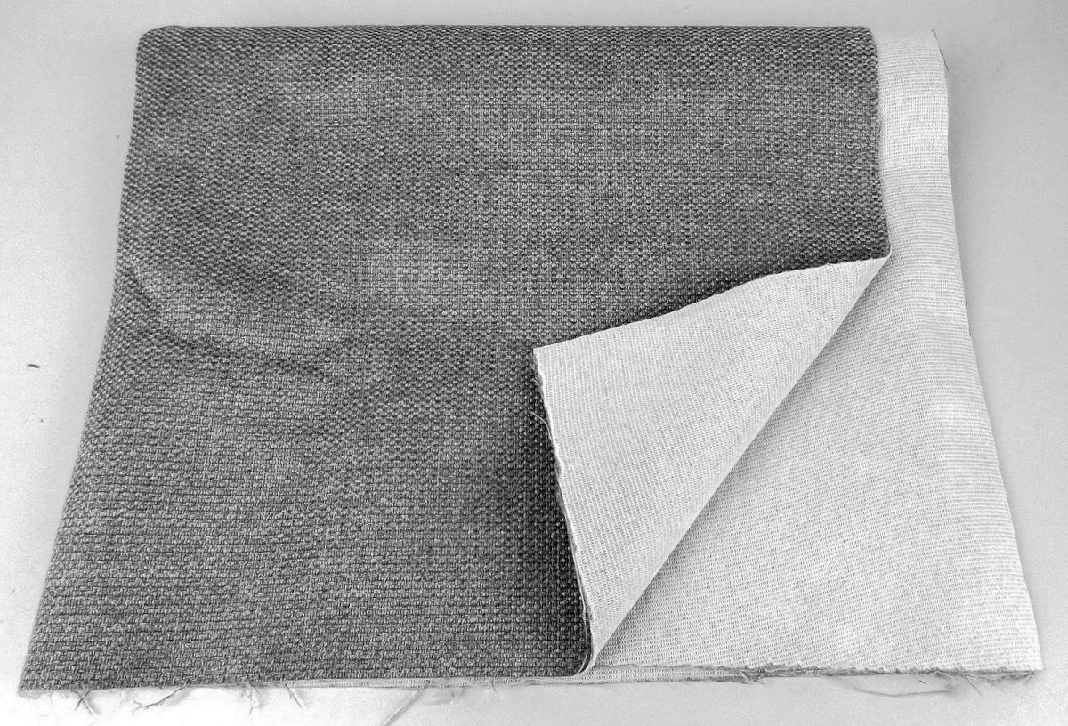 Textillaminat, sog. Möbelbezugsstoff, Art. Riuso Smooth, Foto siehe Anlage,
- als Meterware, mit einer Breite von laut Antrag 142 cm,
- laut Untersuchungsergebnis:
-- aus zwei mit ihrer ganzen Fläche aufeinanderliegenden und durch Kleben miteinander verbundenen
   Lagen:
--- mit einer Oberlage (Schauseite):
---- aus einem Gewebe,
---- in Musterbindung,
---- aus ungezwirnten, nicht hochfesten Garnen,
---- mit Kett- und Schussgarnen aus texturierten, synthetischen Filamenten (laut Antrag Polyester),
---- geraut und buntgewebt,
--- mit einer Unterlage:
---- aus einem gerauten Kuliergewirke,
- das die Schauseite bildende Gewebe verleiht der Ware insbesondere im Hinblick auf die Bedeutung in
  Bezug auf die Verwendung als Möbelbezugsstoff ihren wesentlichen Charakter.

"Gewebe aus Garnen aus synthetischen Filamenten, anderes als in den Unterpositionen (HS) 5407 10  
 bis 5407 44 genannte, mit einem Anteil an texturierten Polyester-Filamenten von mehr als 85 GHT, 
 buntgewebt"