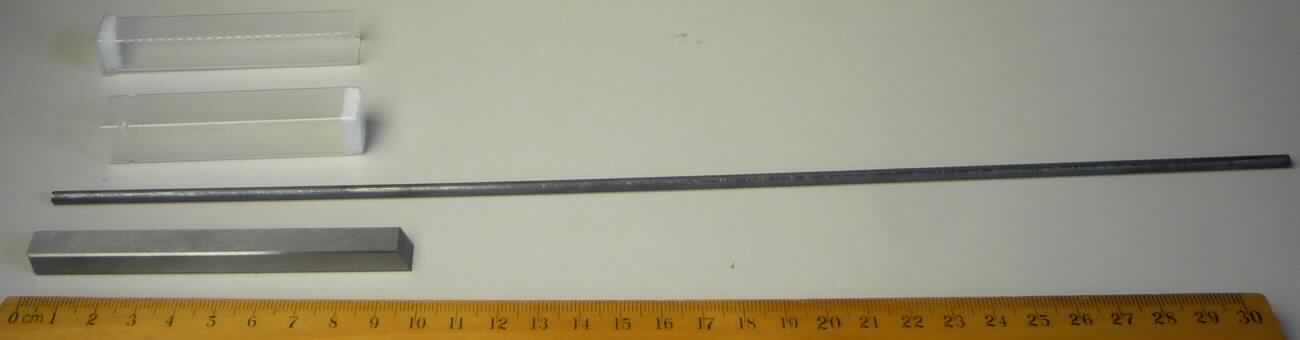 Andere Ware aus Cermet (Stäbe)

Bei der Ware handelt es sich um eine massive, zylindrische Stange mit einem Durchmesser von 3,42 mm und einer Länge von 338 mm aus gesintertem Hartmetall auf der Grundlage von Wolframcarbid und Cobalt als Bindemittel. Die Stange ist nicht weiter bearbeitet. Sie wird zur Herstellung von auswechselbaren Werkzeugen für die Metallbearbeitung verwendet. 

Die Ware ist aufgrund ihrer Beschaffenheit als andere Ware aus Cermets in den TARIC-Code 8113 0090 90 einzureihen.